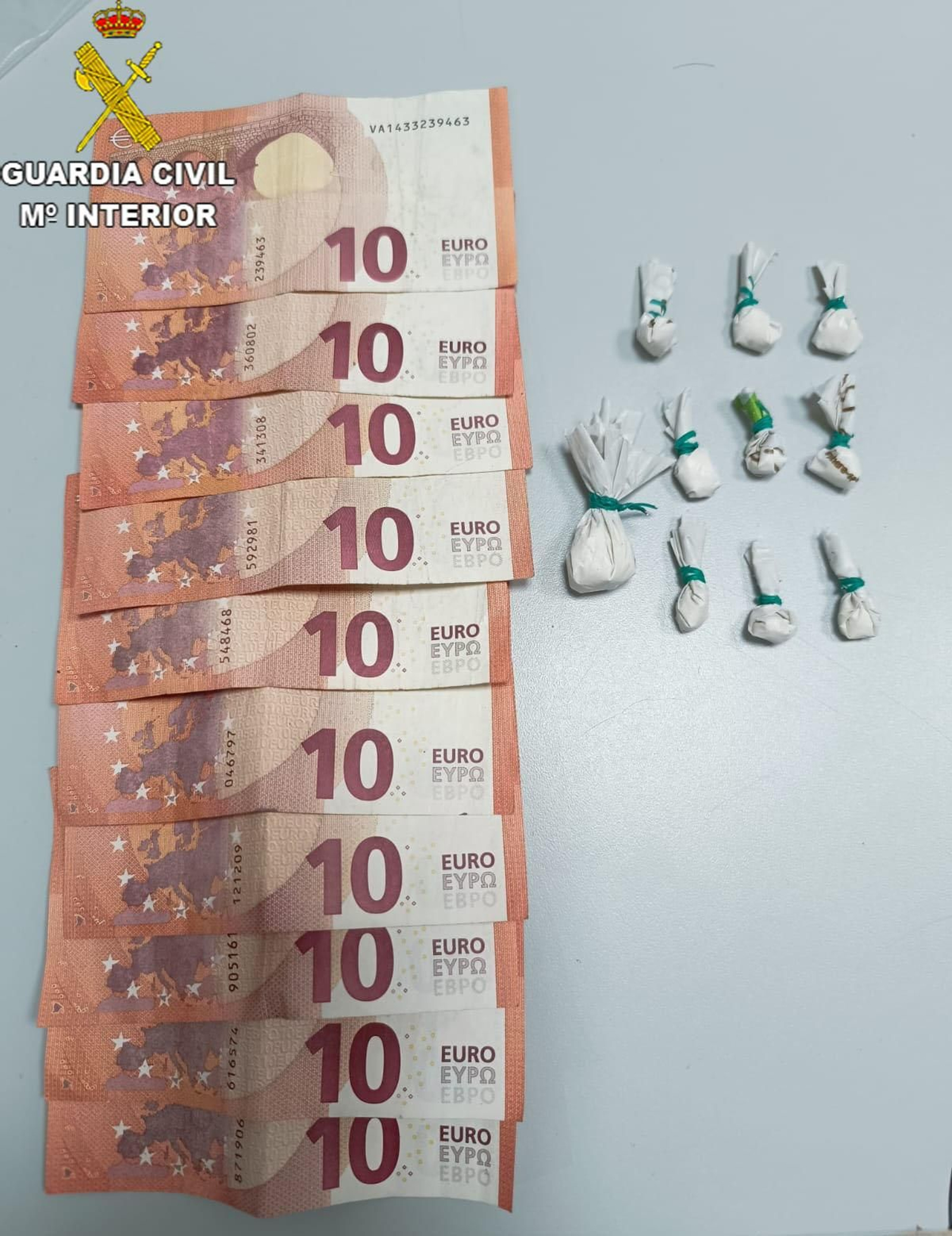 Papelinas de cocaína intervenidas al trabajador de un centro de desintoxicación de Alcalá del Valle.