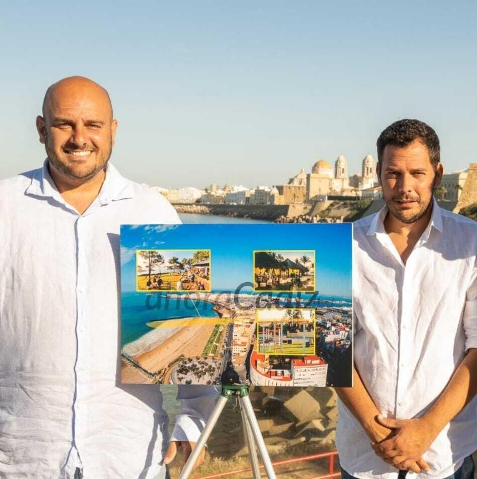 Eugenio Belgrano y un integrante de su equipo, con el proyecto para Santa María del Mar.