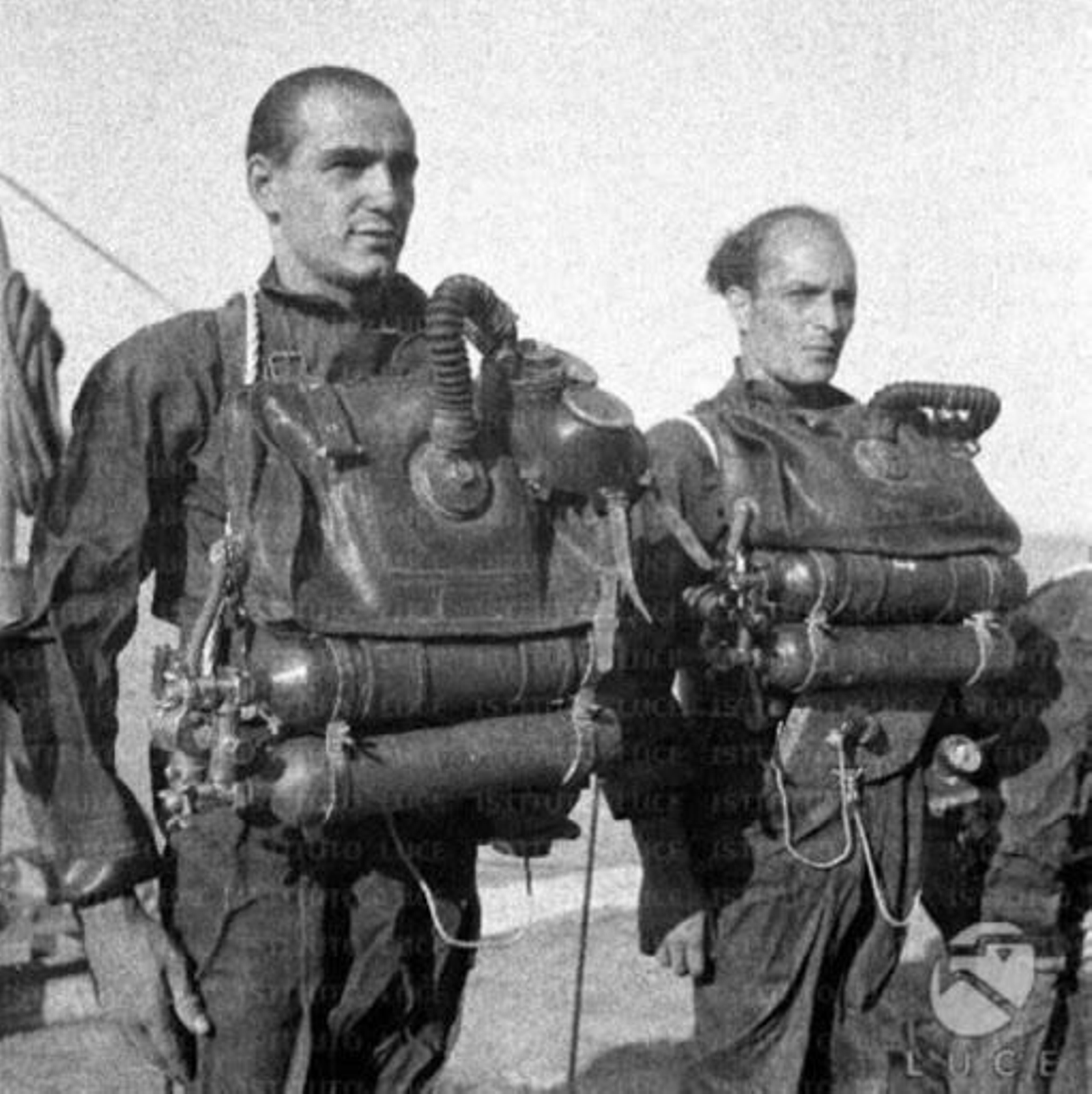 Buceadores de asalto del Gruppo Gamma con su equipo de combate.