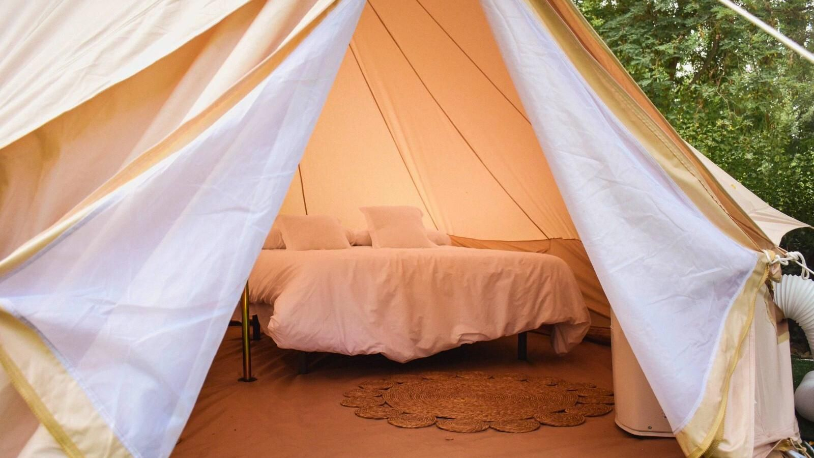 El glamping tiene lo mejor de la experiencia de dormir en una tienda de campaña con las comodidades propias de una habitación.