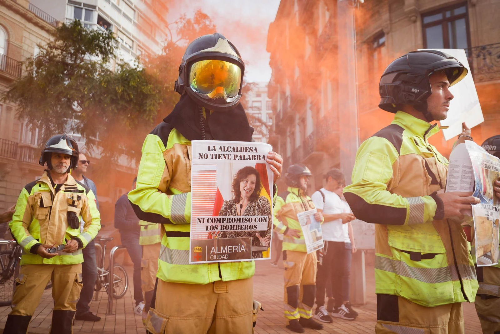 Imágenes de la manifestación de bomberos en Almería