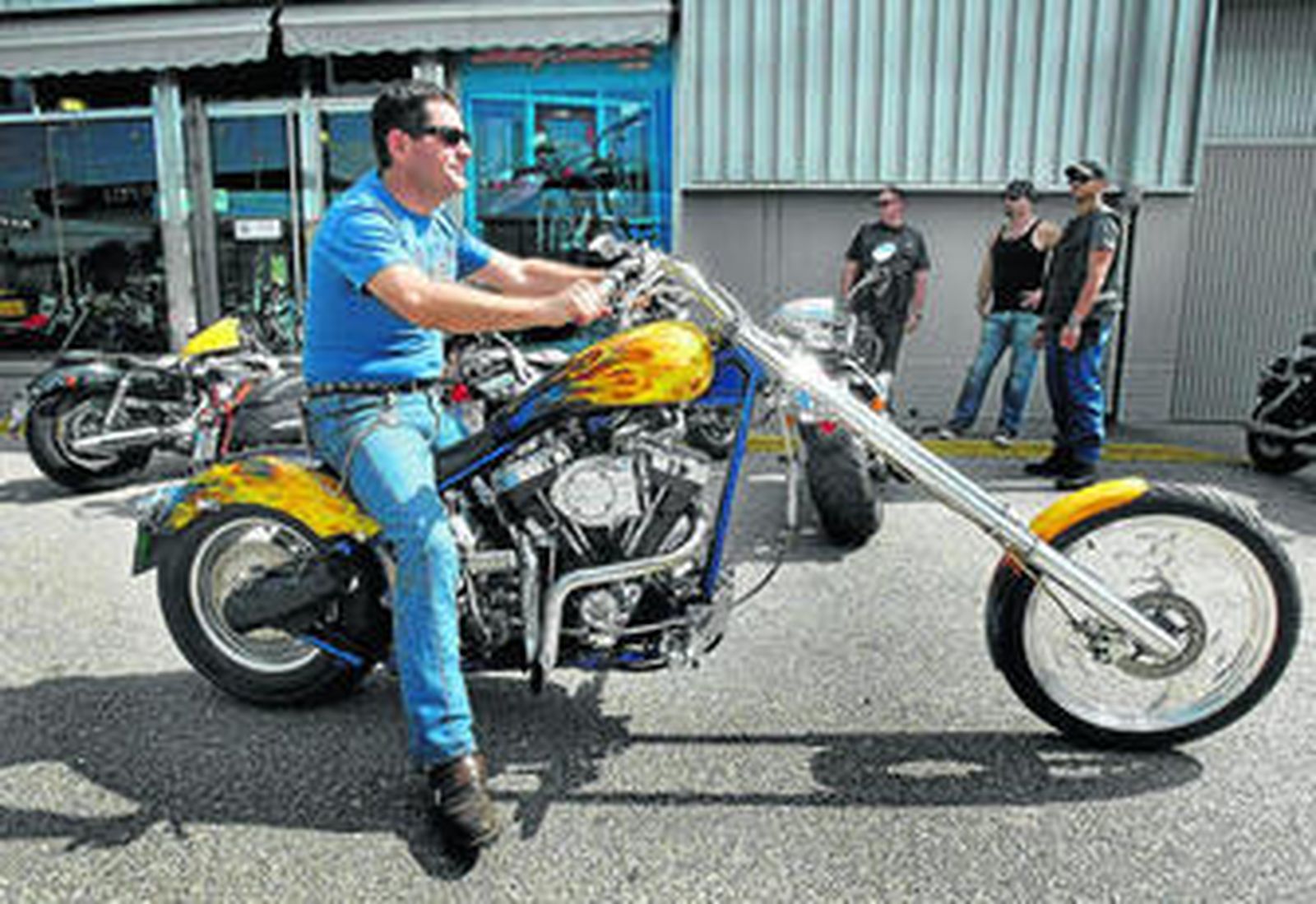 Una espectacular Harley-Davidson, a las puertas del concesionario de El Puerto, donde ayer se celebró una jornada de puertas abiertas.