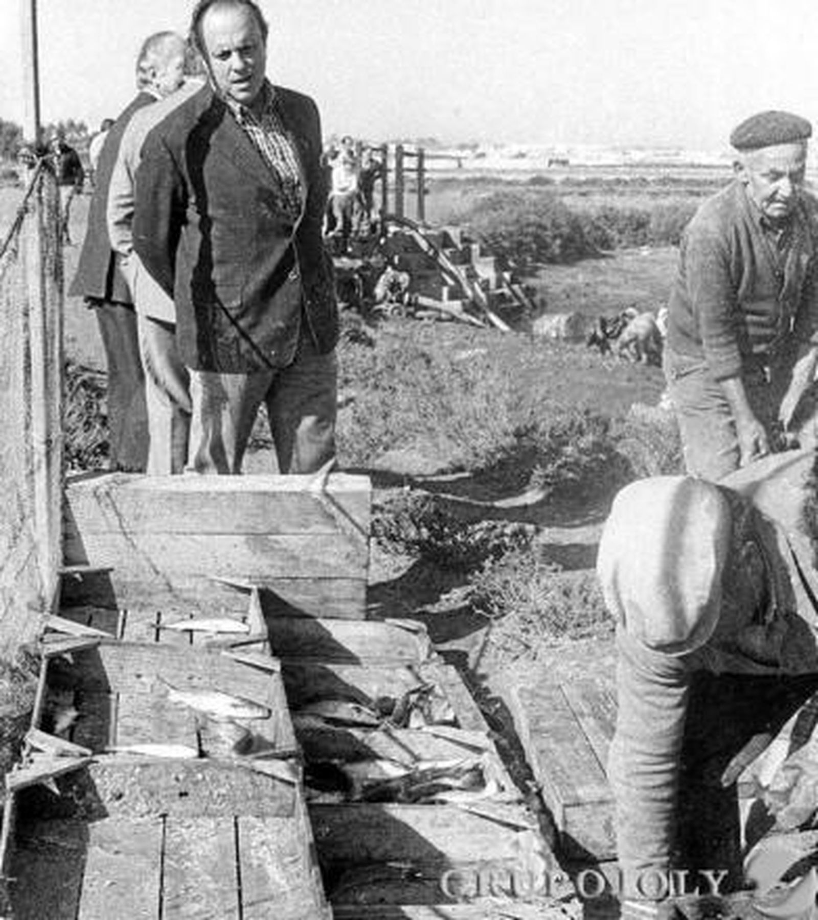 El líder del PP observando la selección del pescado tras un despesque.

Foto: Joaquín Hernández Kiki