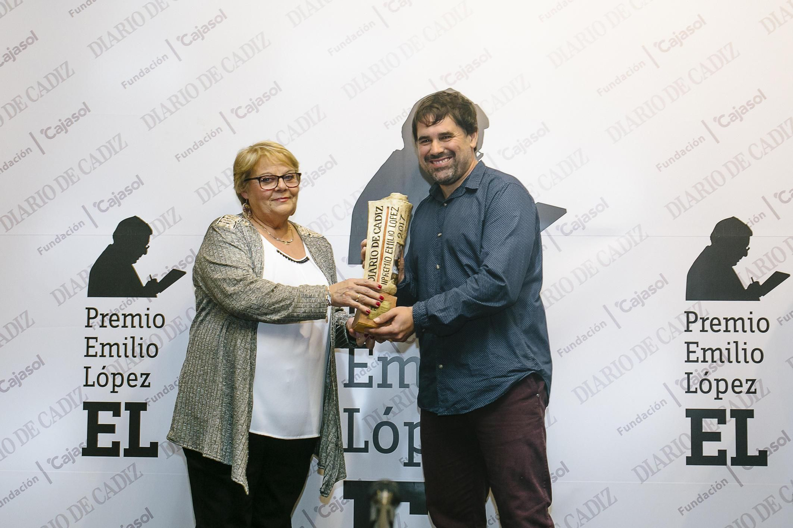Ascensión Vázquez, viuda de Emilio López, entrega el premio a Tino Tovar, autor de ‘El ángel de Cádiz’.