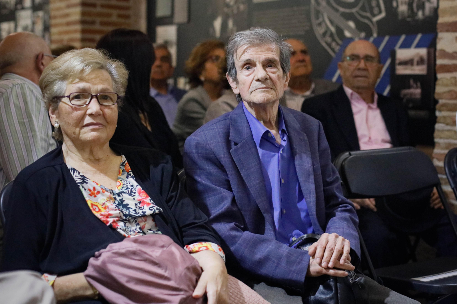 Entrega de Anagrama de Oro y Brillantes de la Ciudad de Almería a Andrés Caparrós en imágeness