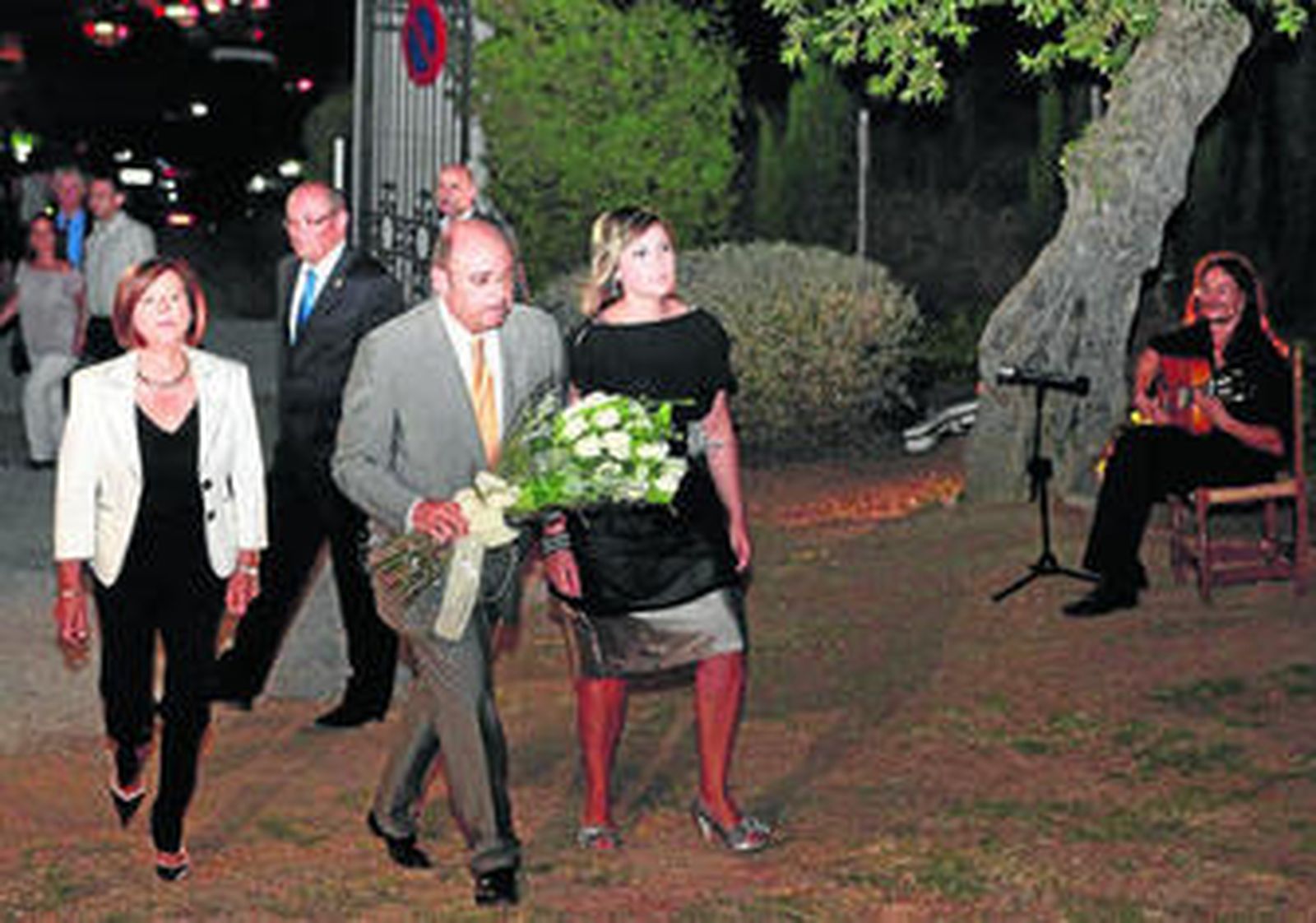 El presidente de la Diputación llevó el miércoles un ramo de flores en homenaje al poeta granadino.