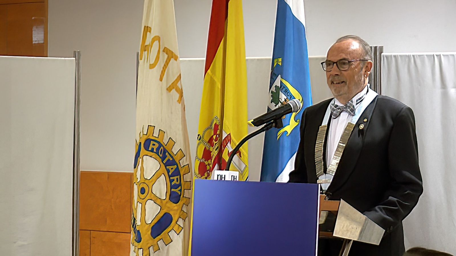 El onubense Víctor Javier Elena con su collar de gobernador del Rotary.