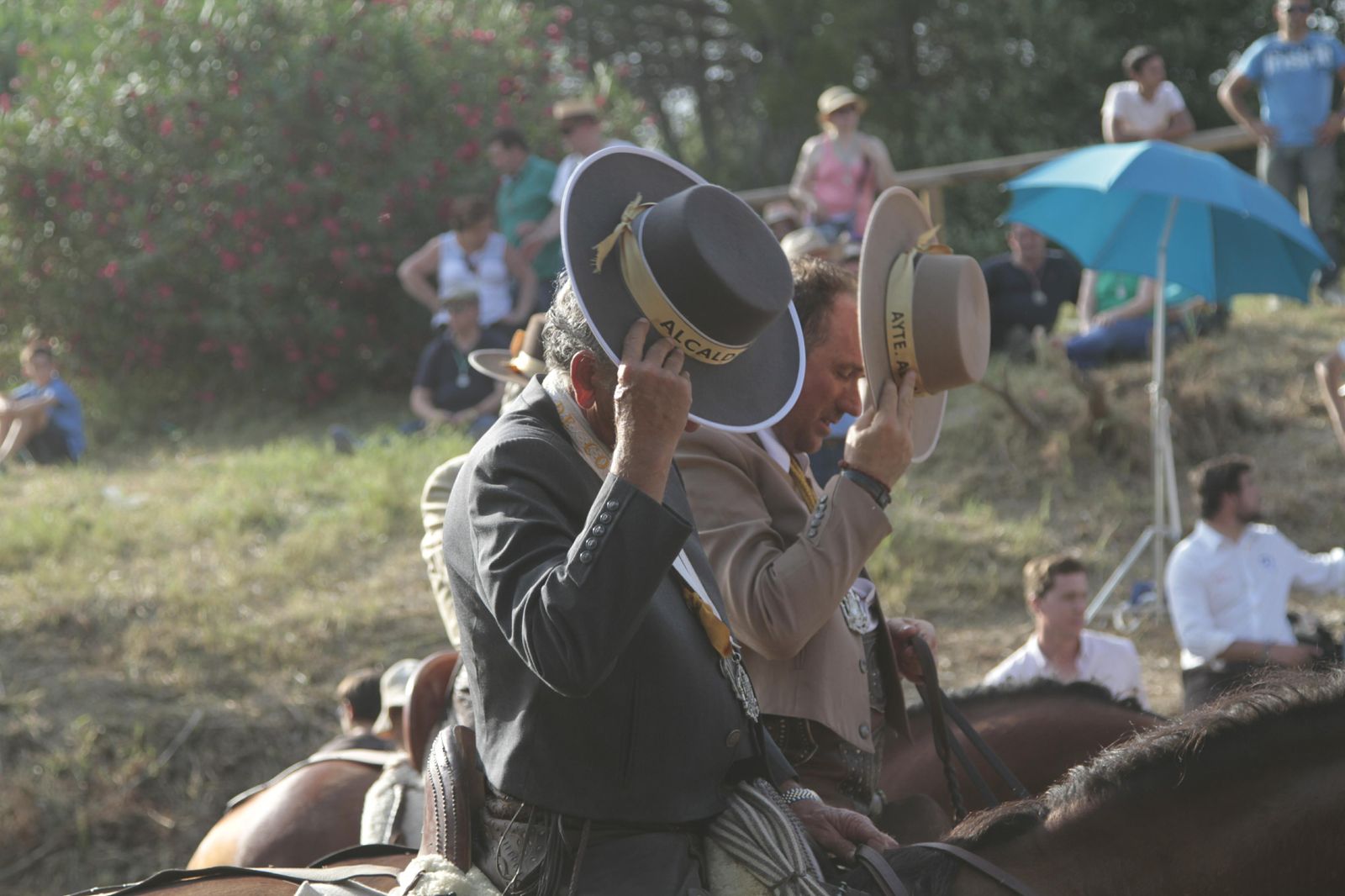 Las hermandades cruzan el vado del Quema