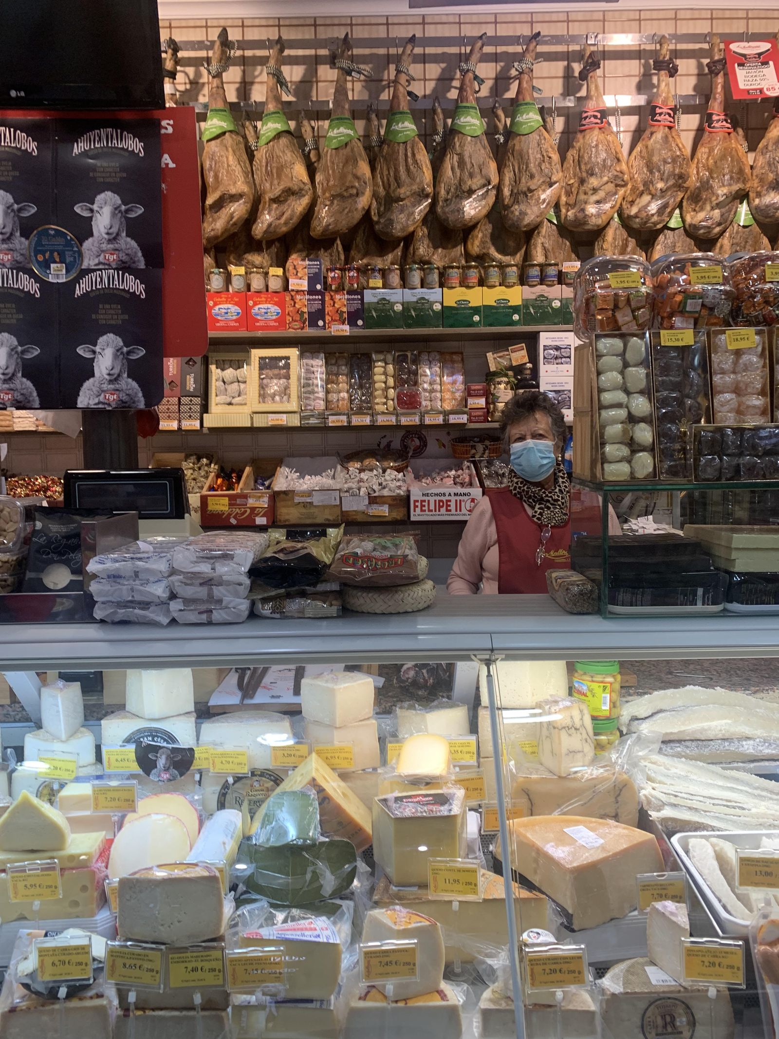 Dolores posa tras el mostrador de La Mallorquina.