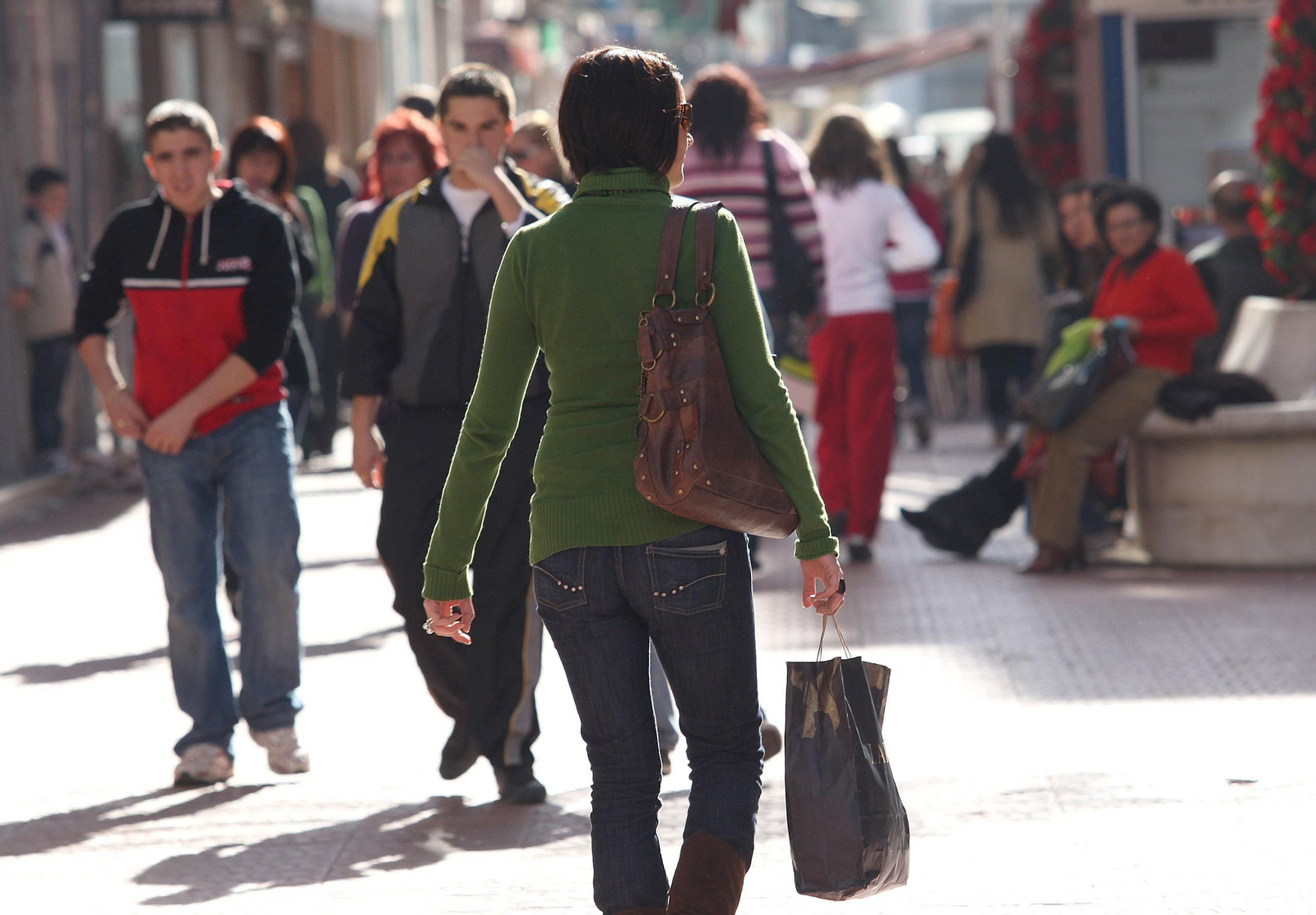 Personas caminando por la calle Ancha de Algeciras.