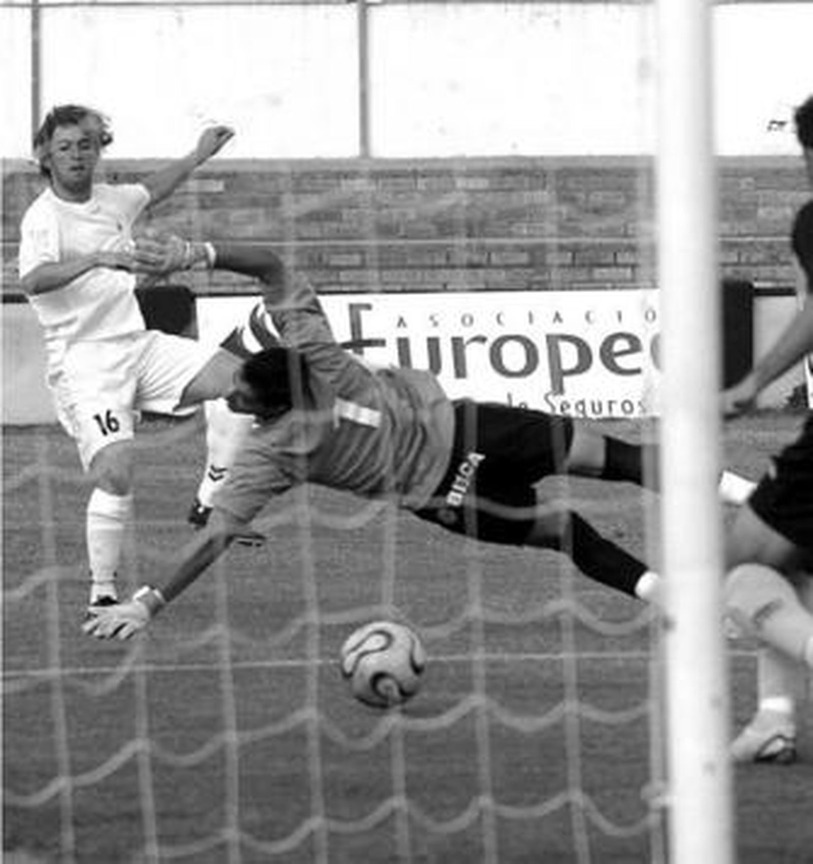 Nico marcó el primer gol del Arcos tras superar a Nacho con un remate con poco ángulo.