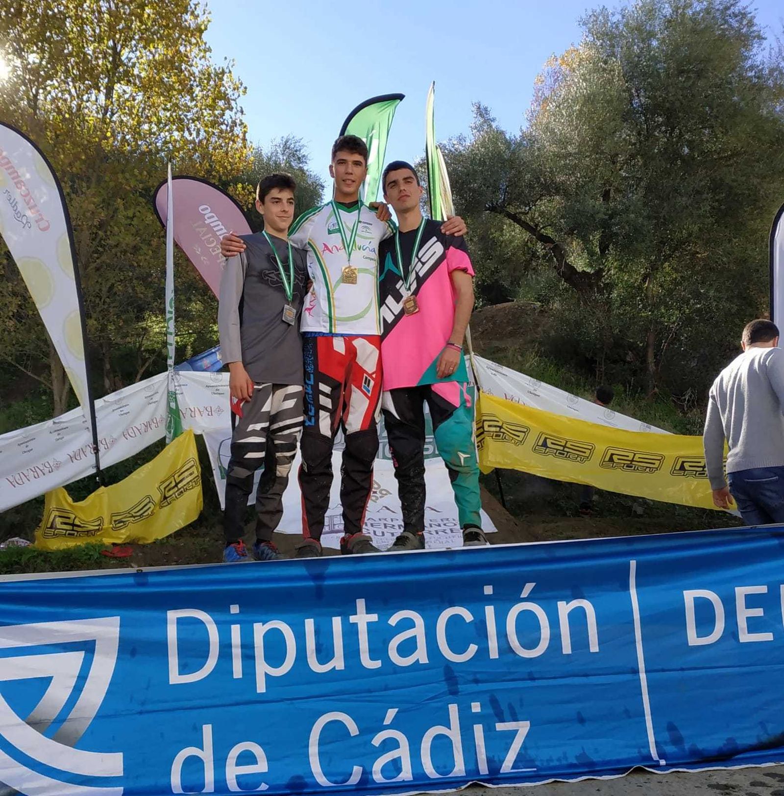 Daniel Fernández, a la izquierda, en el podio del Andaluz de descenso cadete.