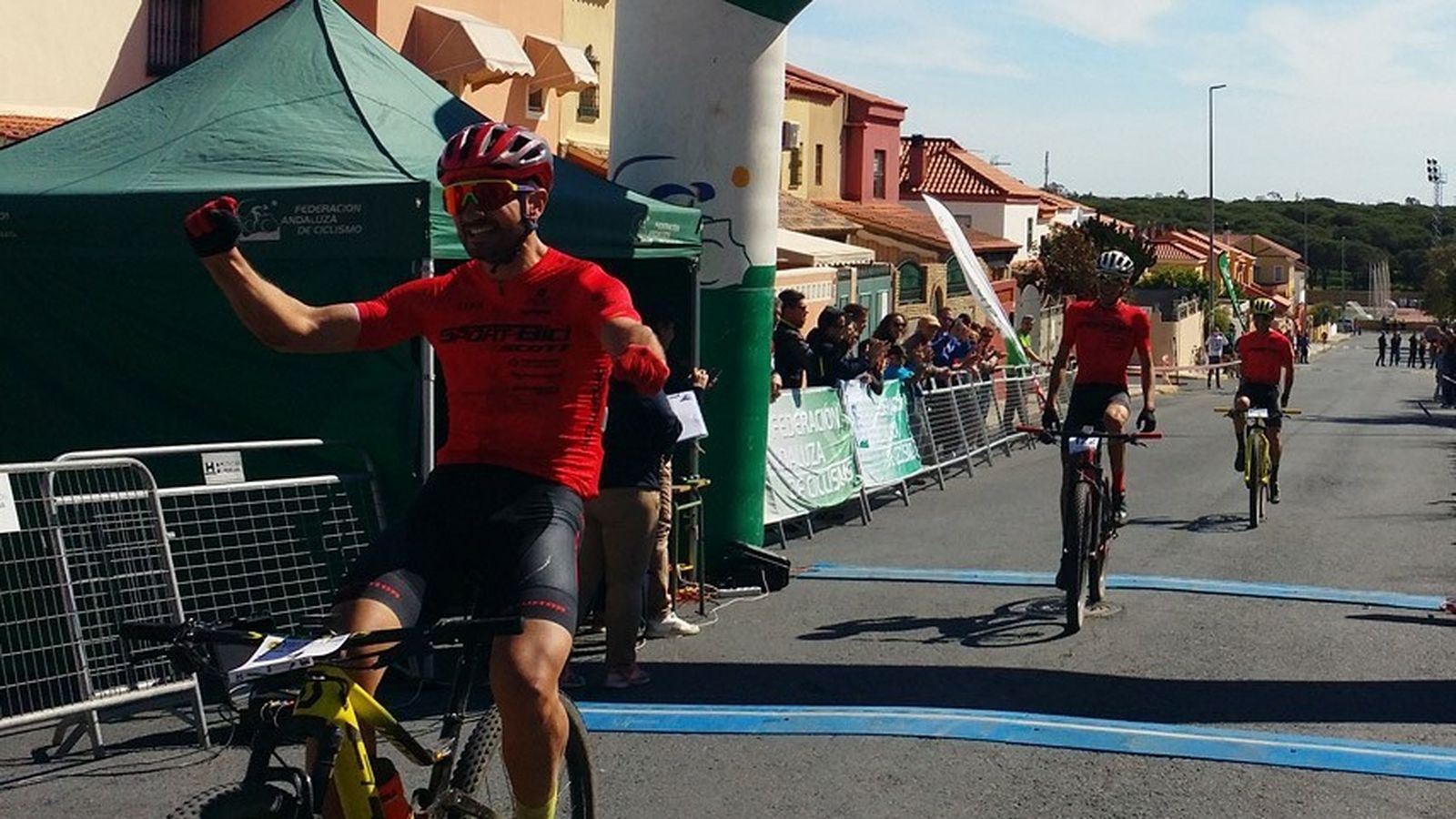 Los tres ciclistas del Sportbici-Scott, en el momento de cruzar la línea de meta en Aljaraque.