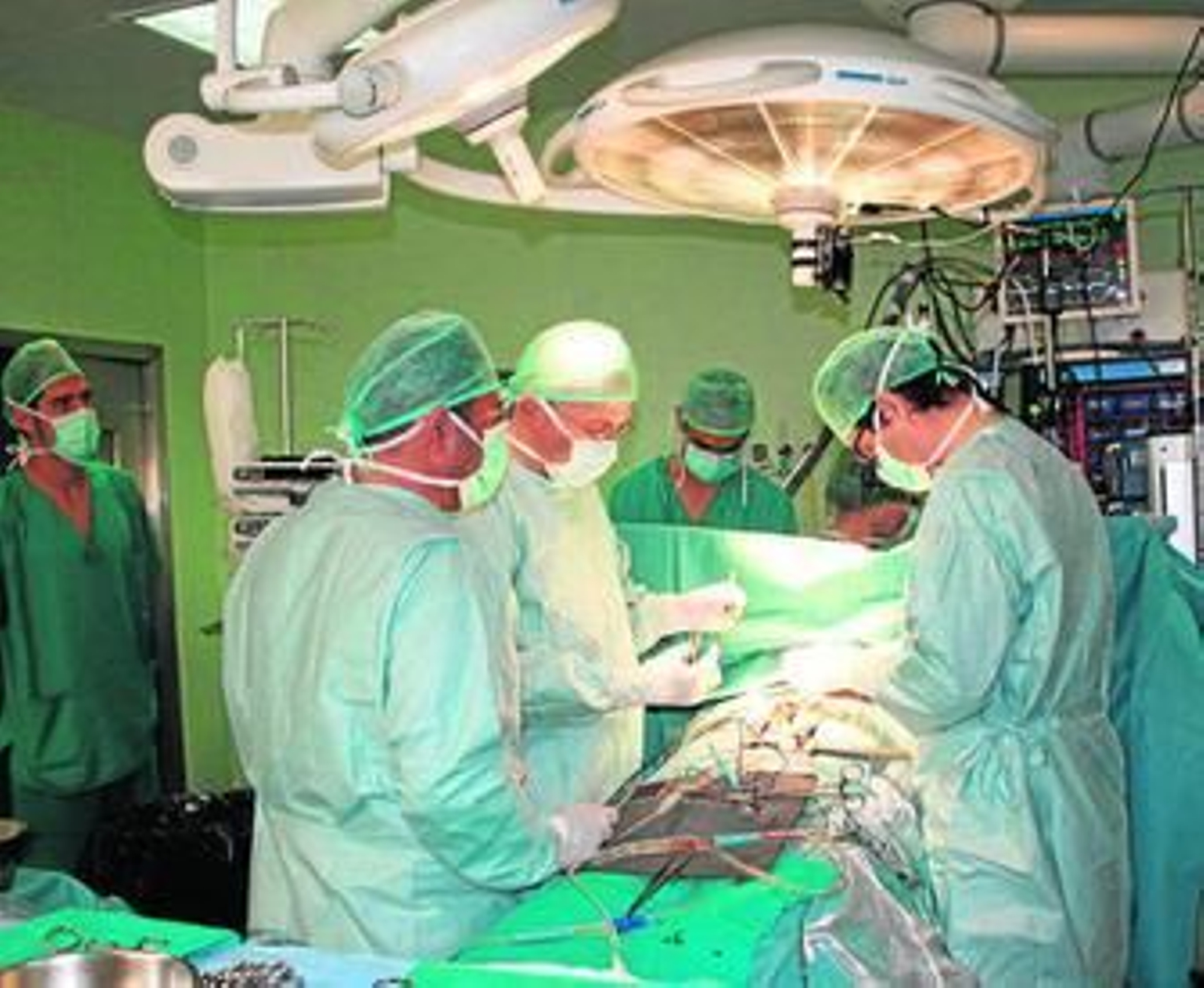 Cirujanos cardiacos, ayer, en el Clínico durante una de las intervenciones que fueron retransmitidas en directo. Cirujanos cardiacos, ayer, en el Clínico durante una de las intervenciones que fueron retransmitidas en directo.