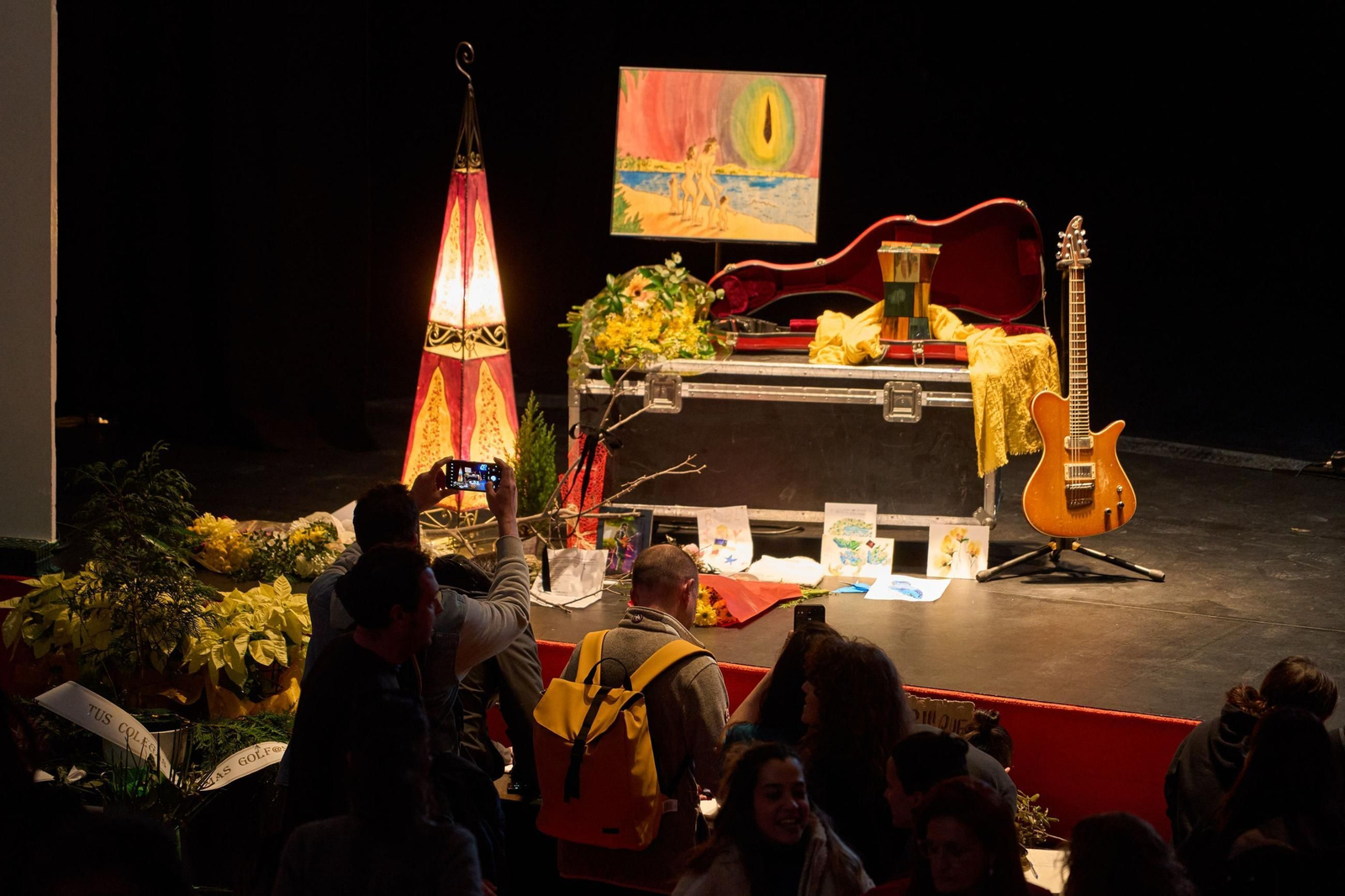 El altar con las cenizas de Robe Iniesta en Plasencia.