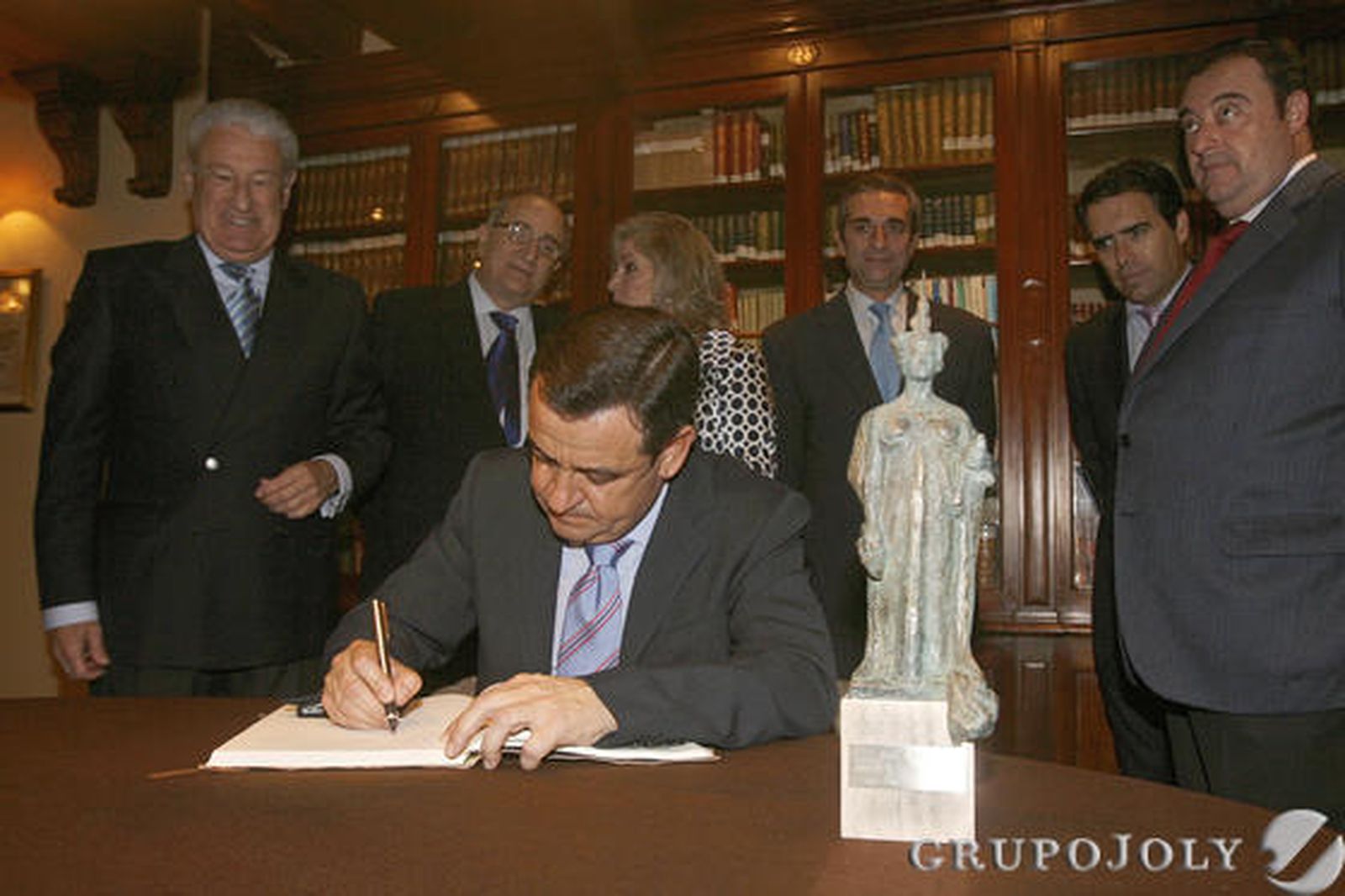 Loaiza firmó en el libro de honor del Casino Gaditano

Foto: Joaquin Pino