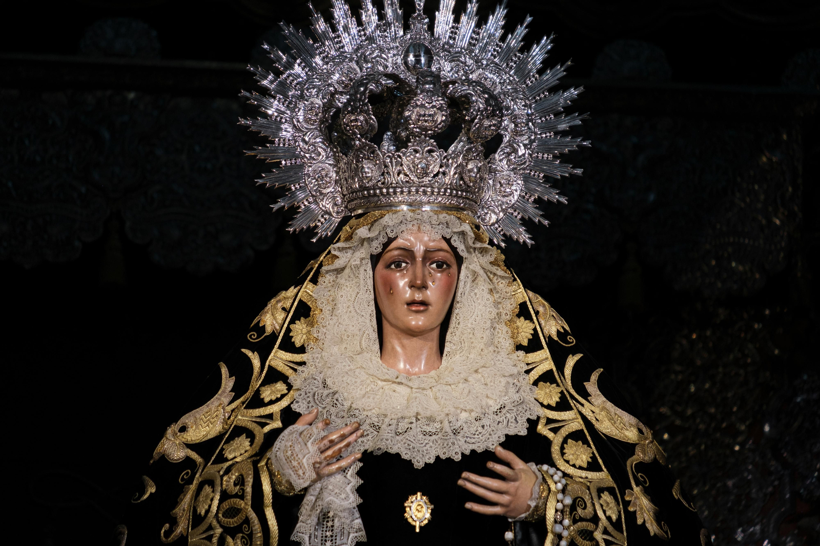 La Esperanza Macarena se viste de luto por el mes de los difuntos