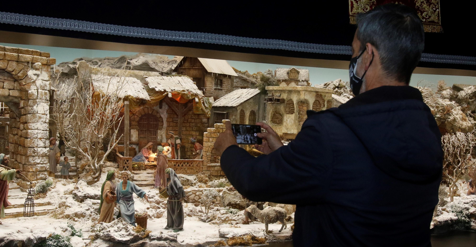 El belén de estilo nórdico de la Fundación Cajasol, en fotografías