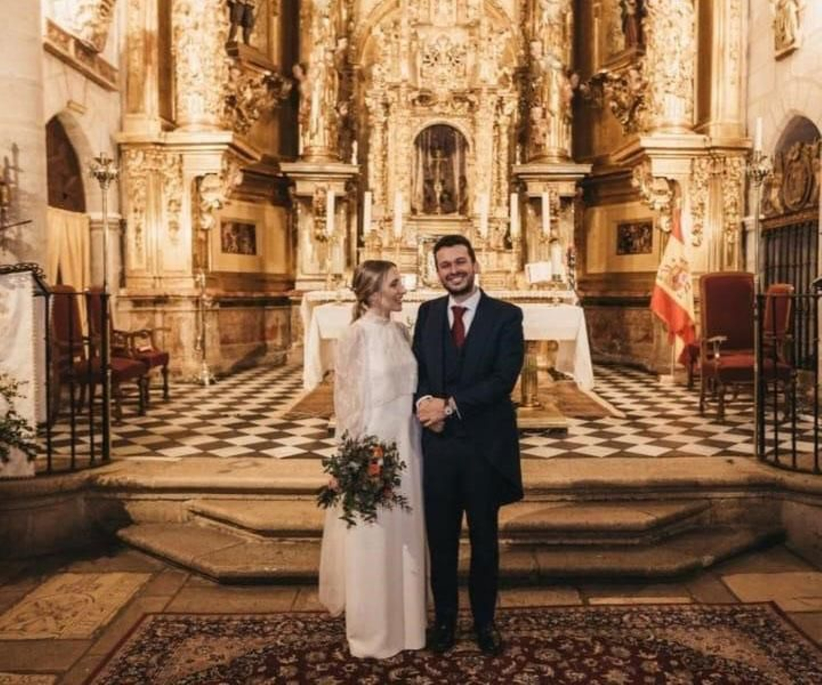 El nuevo matrimonio Sergio Casanova Gaztelu y Alba Indart Paniagua, tras finalizar la ceremonia religosa, en la iglesia de Santa María Magdalena de Torrelaguna, en Madrid.