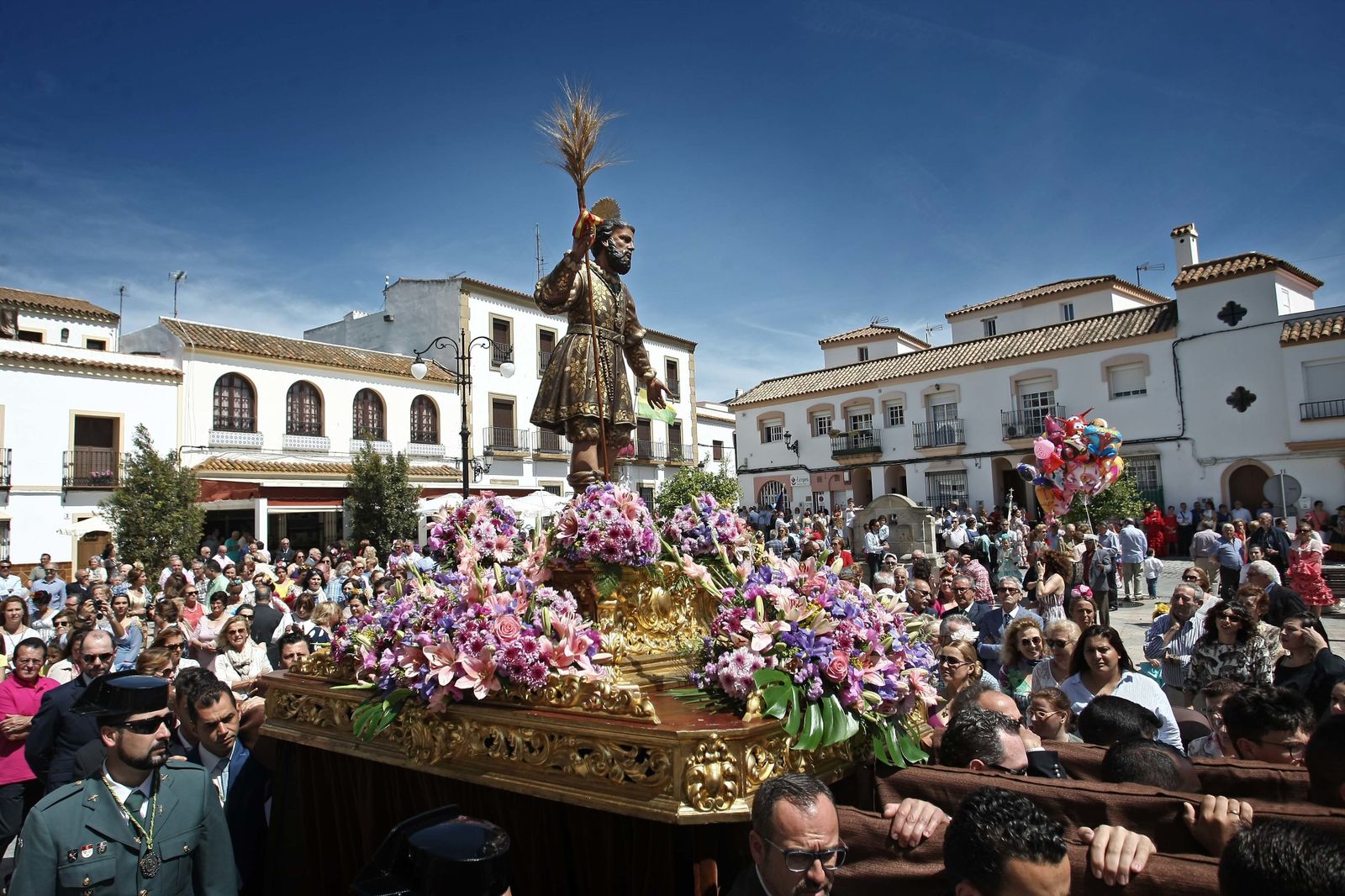 La imagen de San Isidro Labrador, patrón de Los Barrios, en procesión.