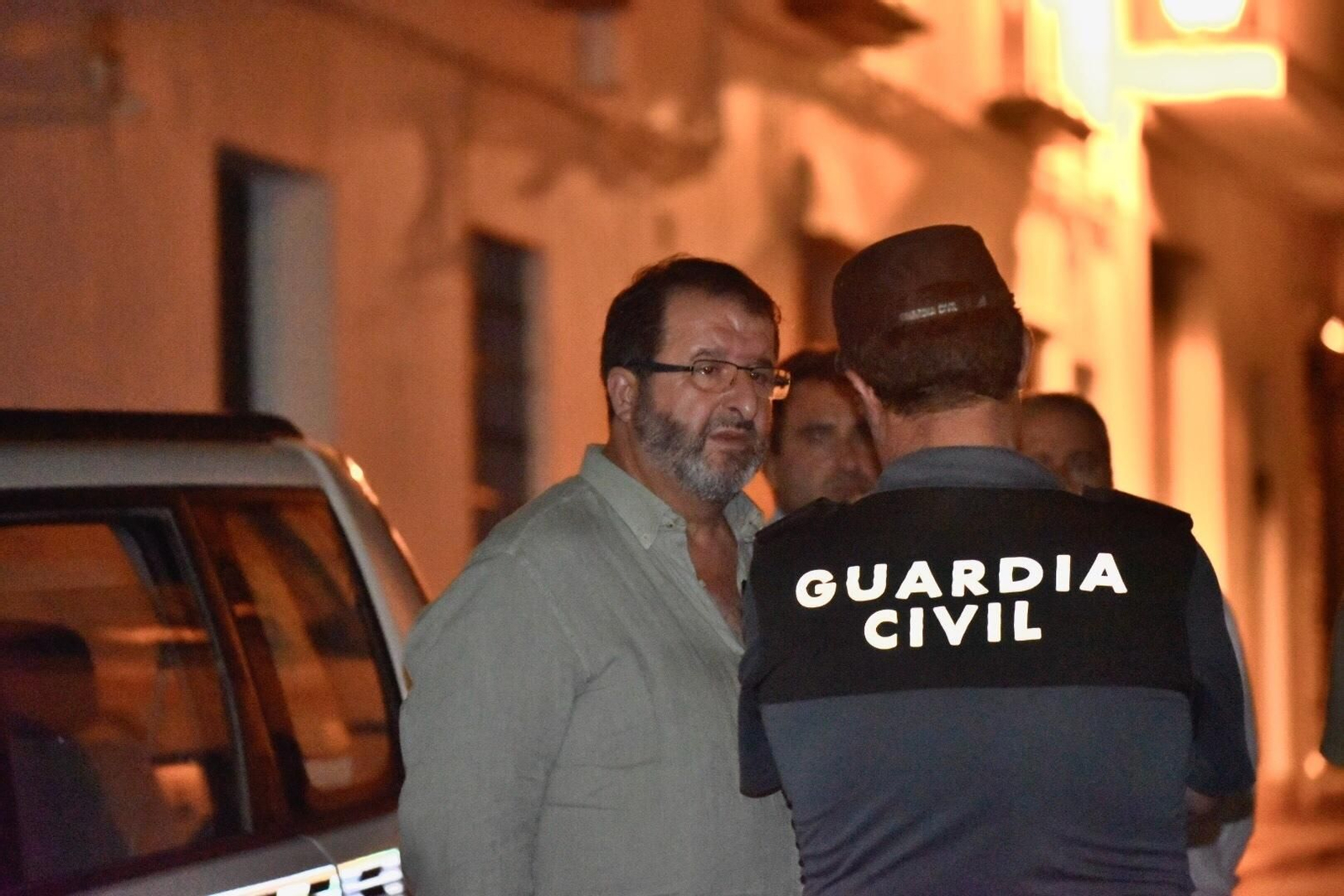 El alcalde de Carmona, Juan Ávila, atiende a la prensa tras el crimen.