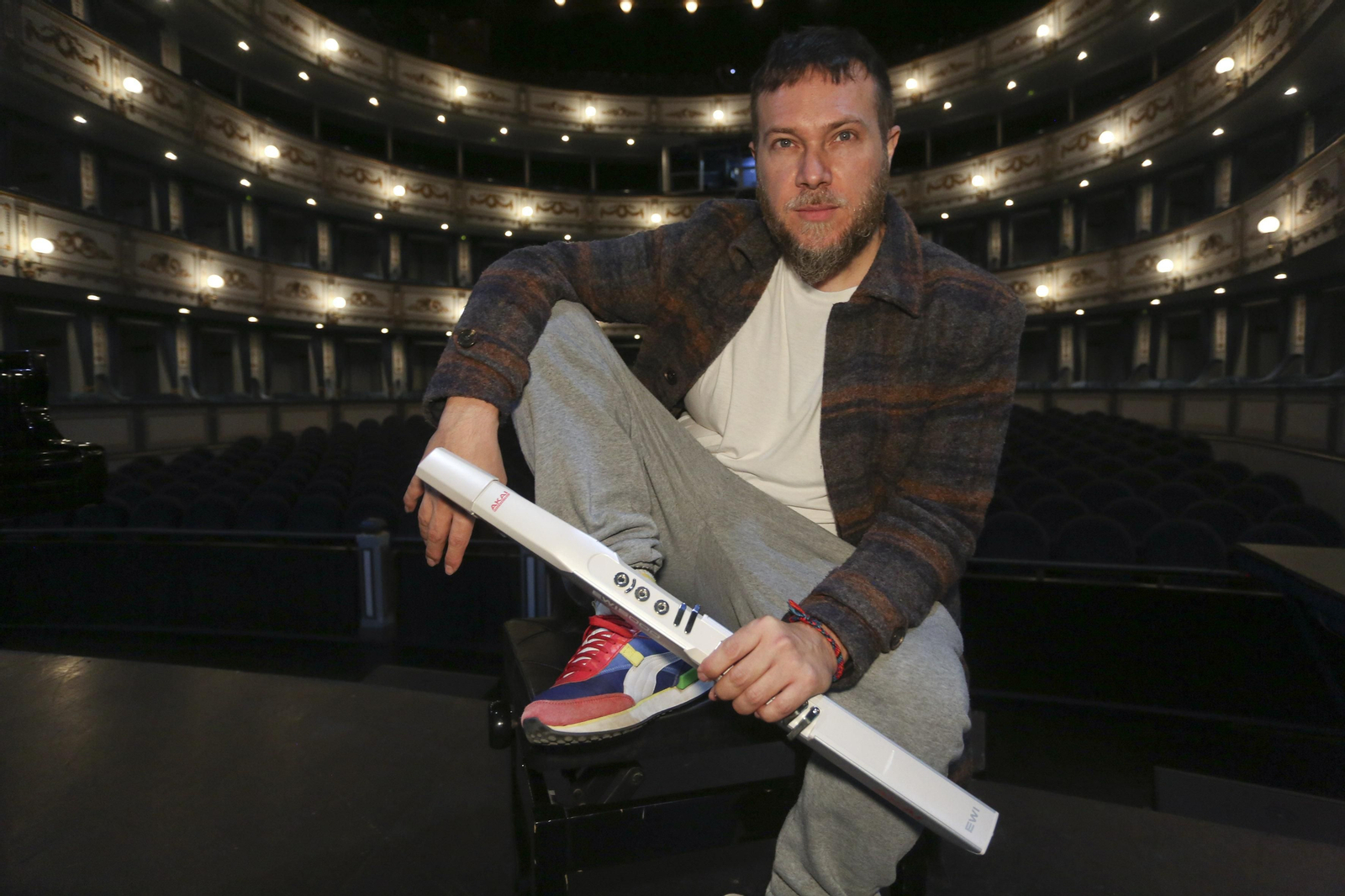 Tete Leal con un ewi, un aerófono, en el Teatro Cervantes horas antes del concierto. Tete Leal con un ewi, un aerófono, en el Teatro Cervantes horas antes del concierto.
