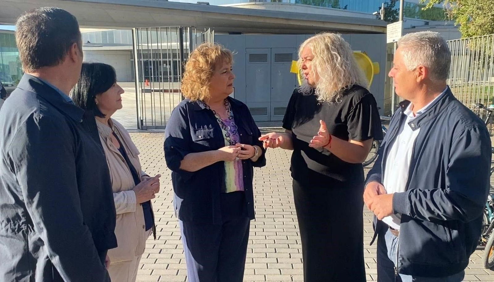 Diputados del PSOE a las puertas del edificio de la institución en Granada