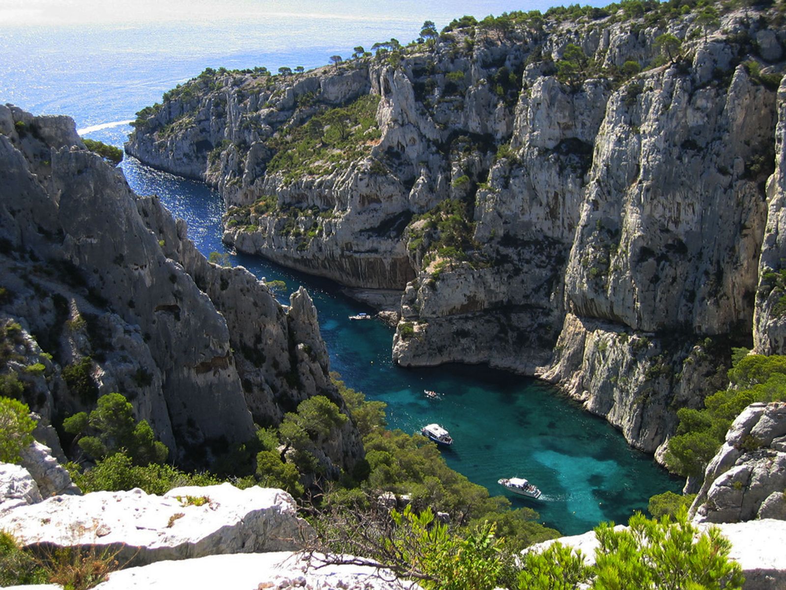 Una de las estrechas caletas de Les Calanques.