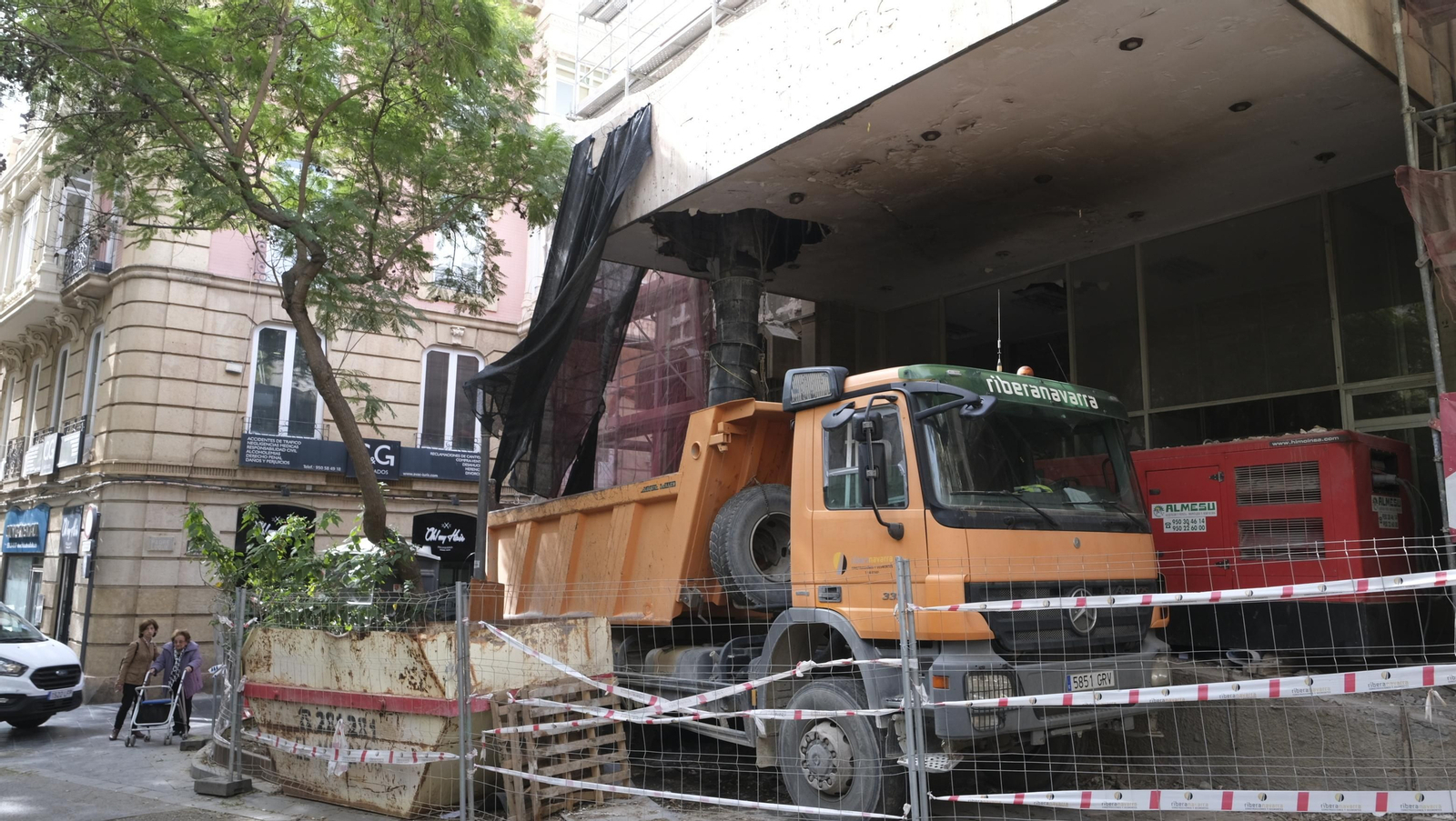 Las mejores imágenes del derribo de la oficina central de Correos en Almería