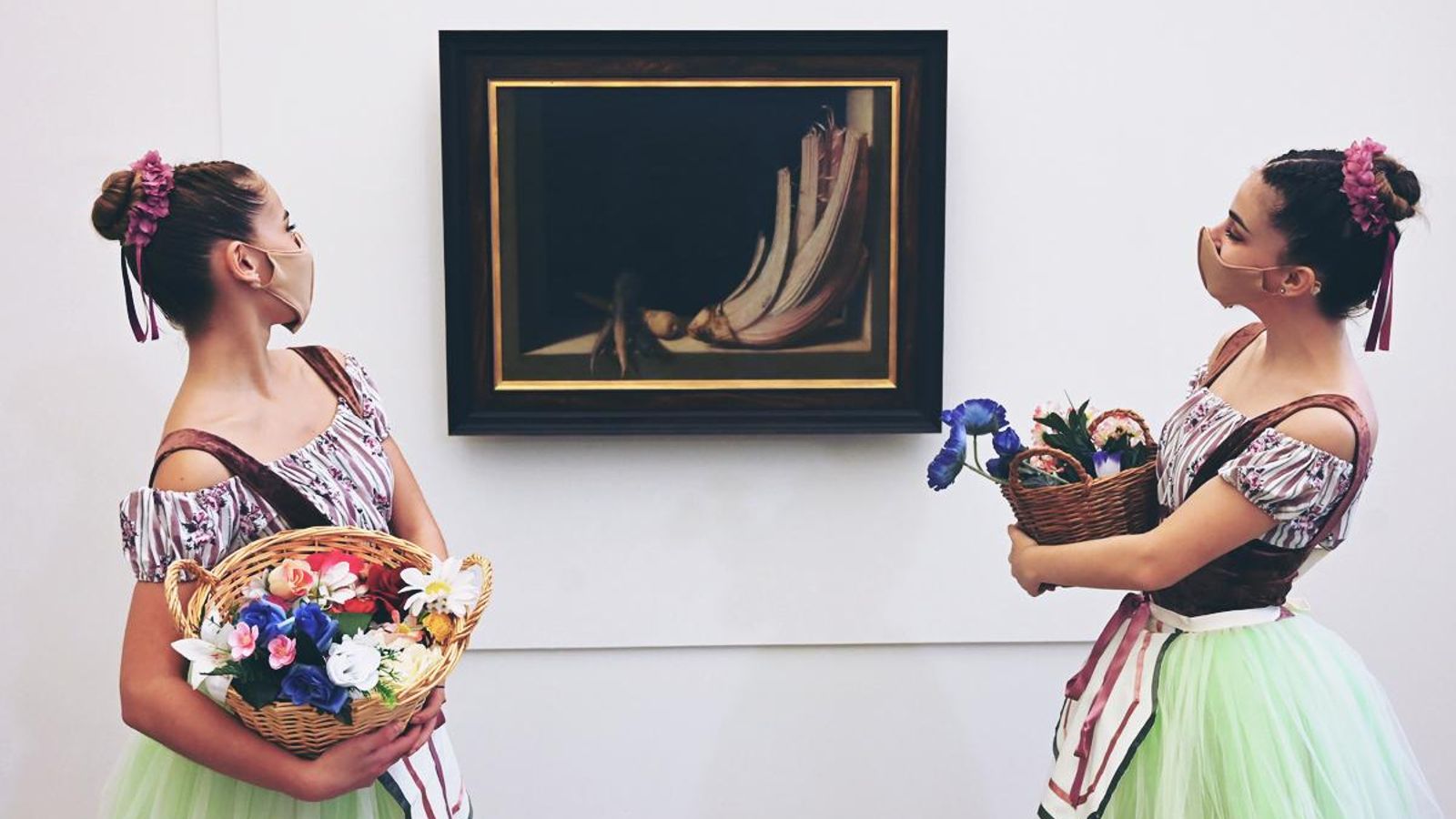 Dos bailarinas contemplan una de las piezas.