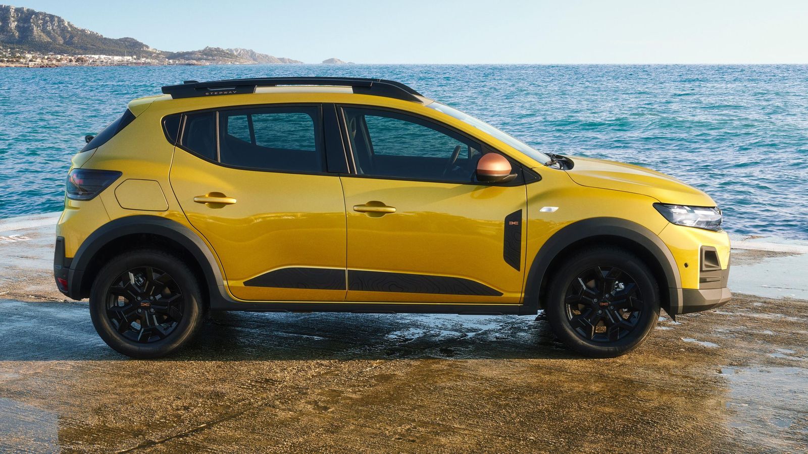 Los Stepway, presentes en las tres generaciones del Sandero, usan los faros, parrilla y pilotos del resto, y añaden protecciones en Starkle, como el Jogger. Se incorpora el color Amarillo Ámbar a la gama.