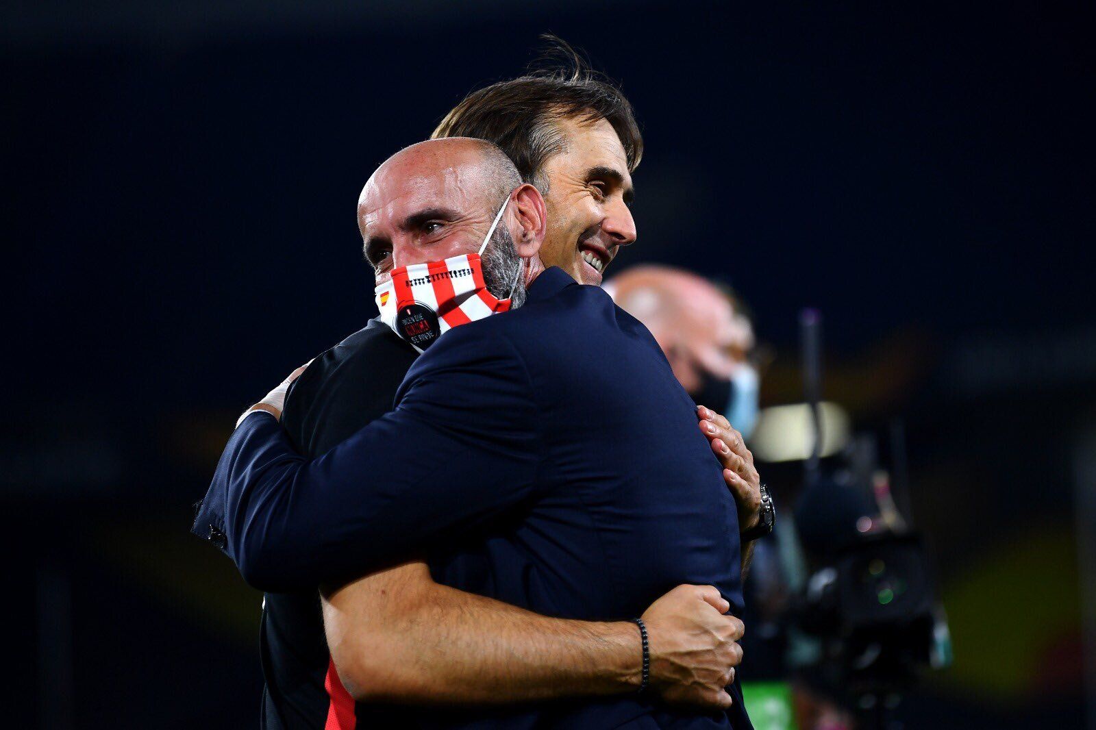 Imagen del abrazo de Monchi y Lopetegui tras la conquista de la Europa League en 2020.