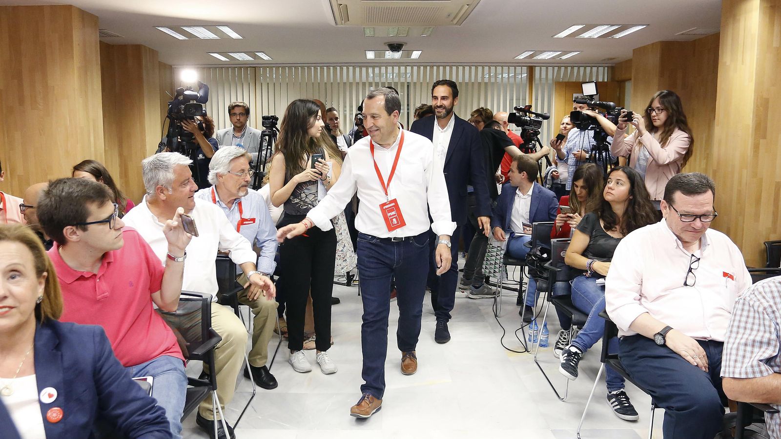 Ruiz Espejo junto a Pérez, en la sede del PSOE.
