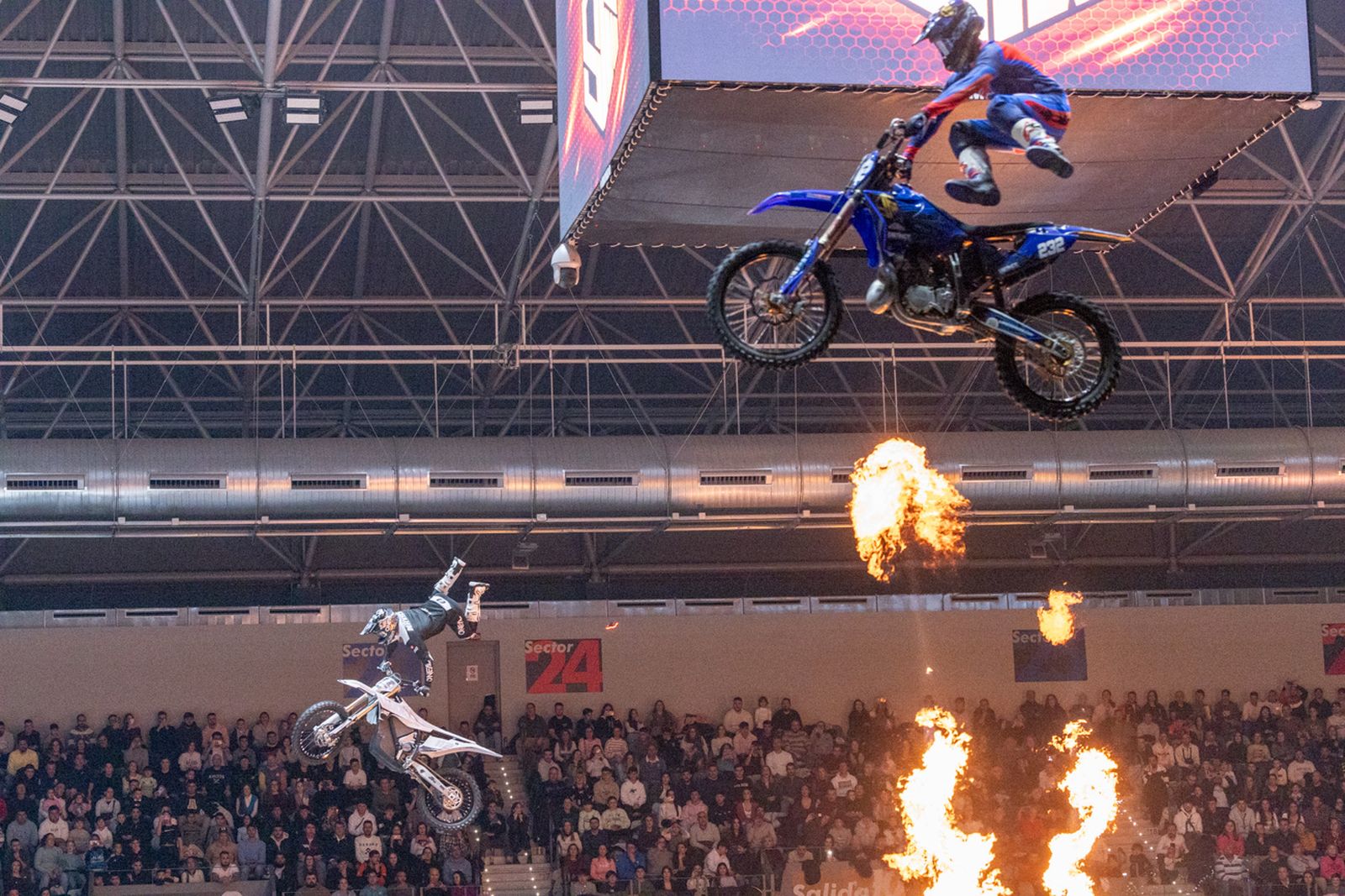 En imágenes: el Olivo Arena vibra con piruetas y motor en estado puro en el Soloflow Freestyle (2)
