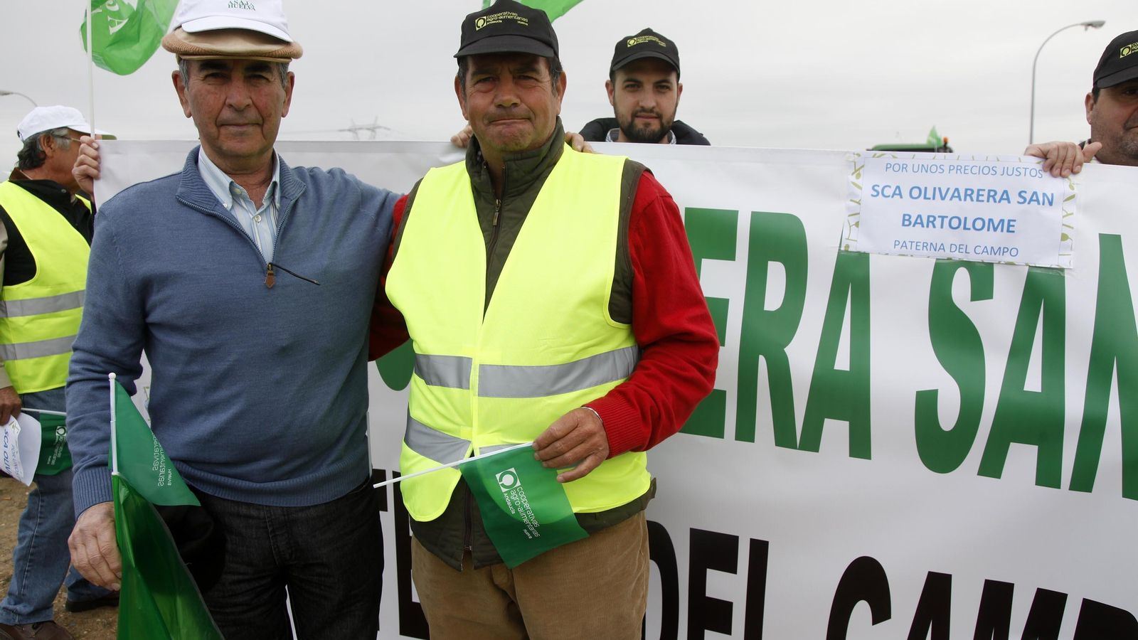 A la derecha, el olivarero José Romero.