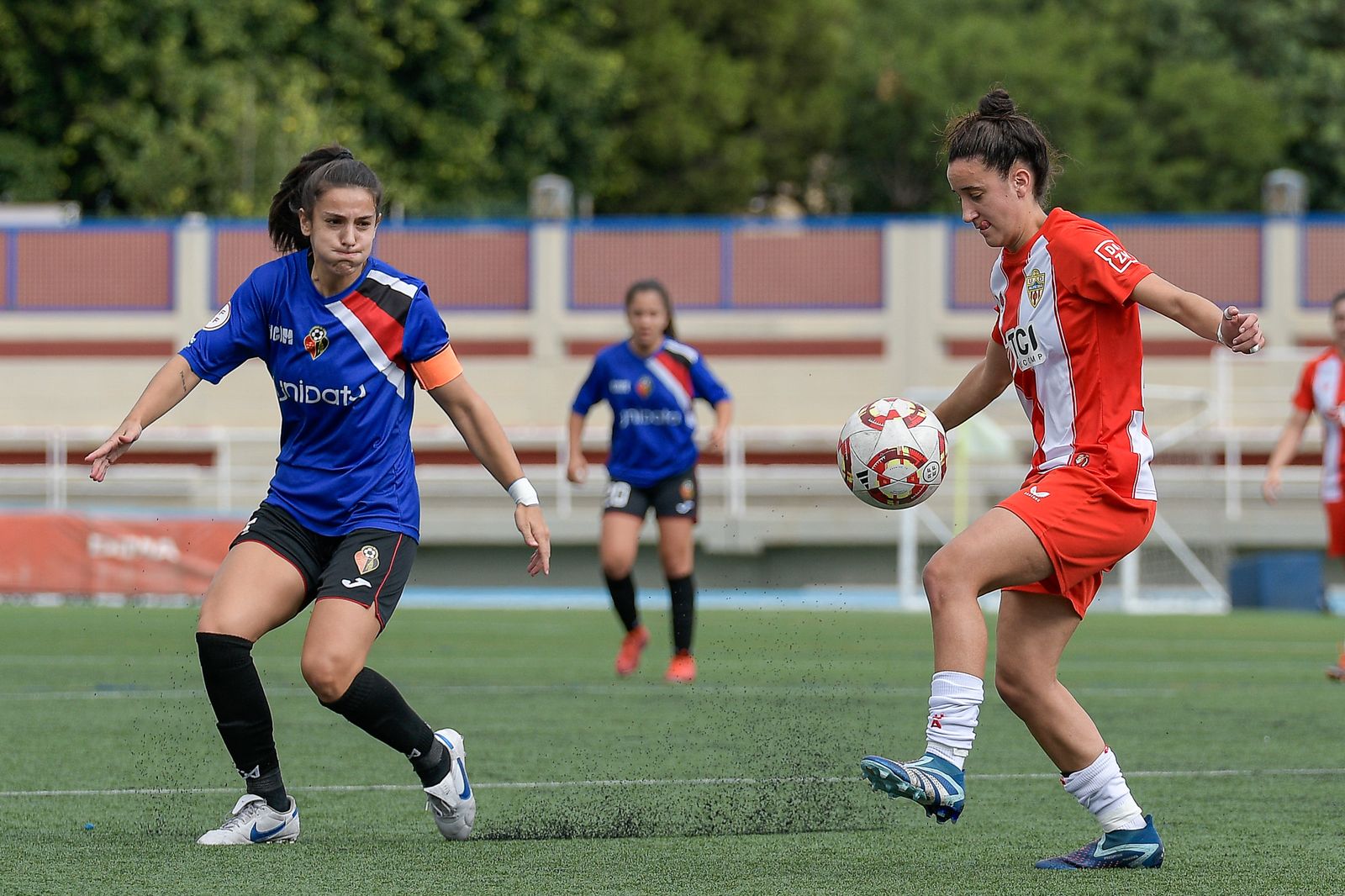 La rojiblanca Carla intenta controlar el balón durante una acción del encuentro frente al Ciudad de Murcia.