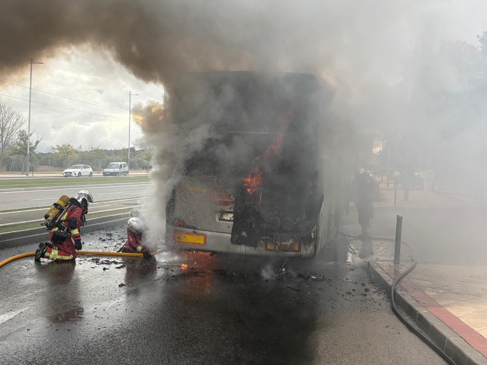Incendio del autobús en el Polígono de Los Olivares.