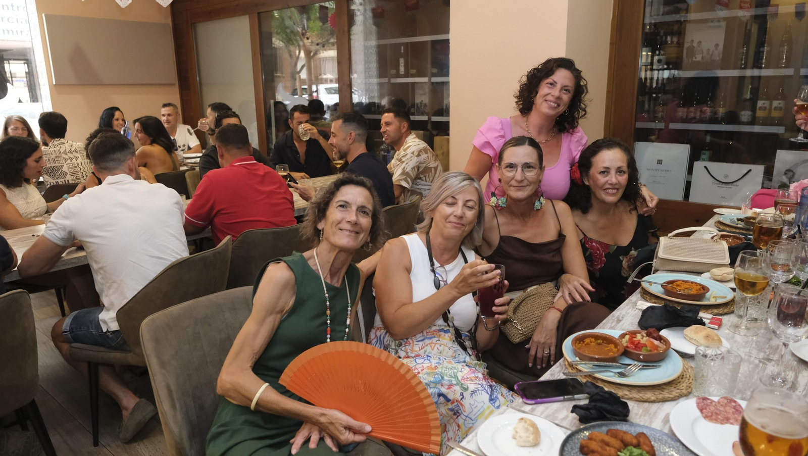 Los almerienses disfrutan del lunes en la Feria del Mediodía