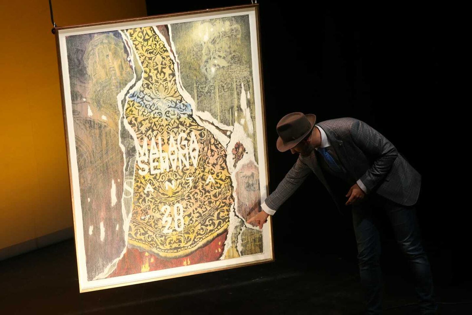 Puche dando detalles de su obra.