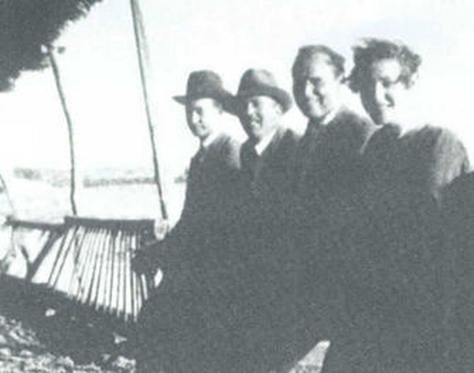 Una de las pocas fotos de Juliana, en Adra, junto a Gerald Brenan.