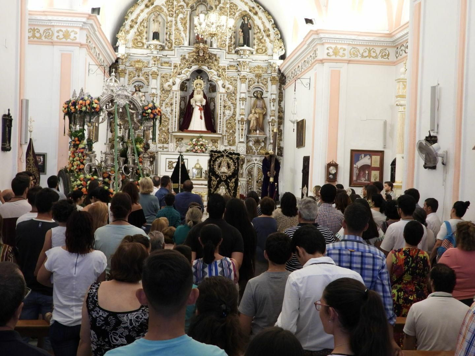 Multitudinaria recepción al Simpecado ayamontino en la capilla del Socorro.