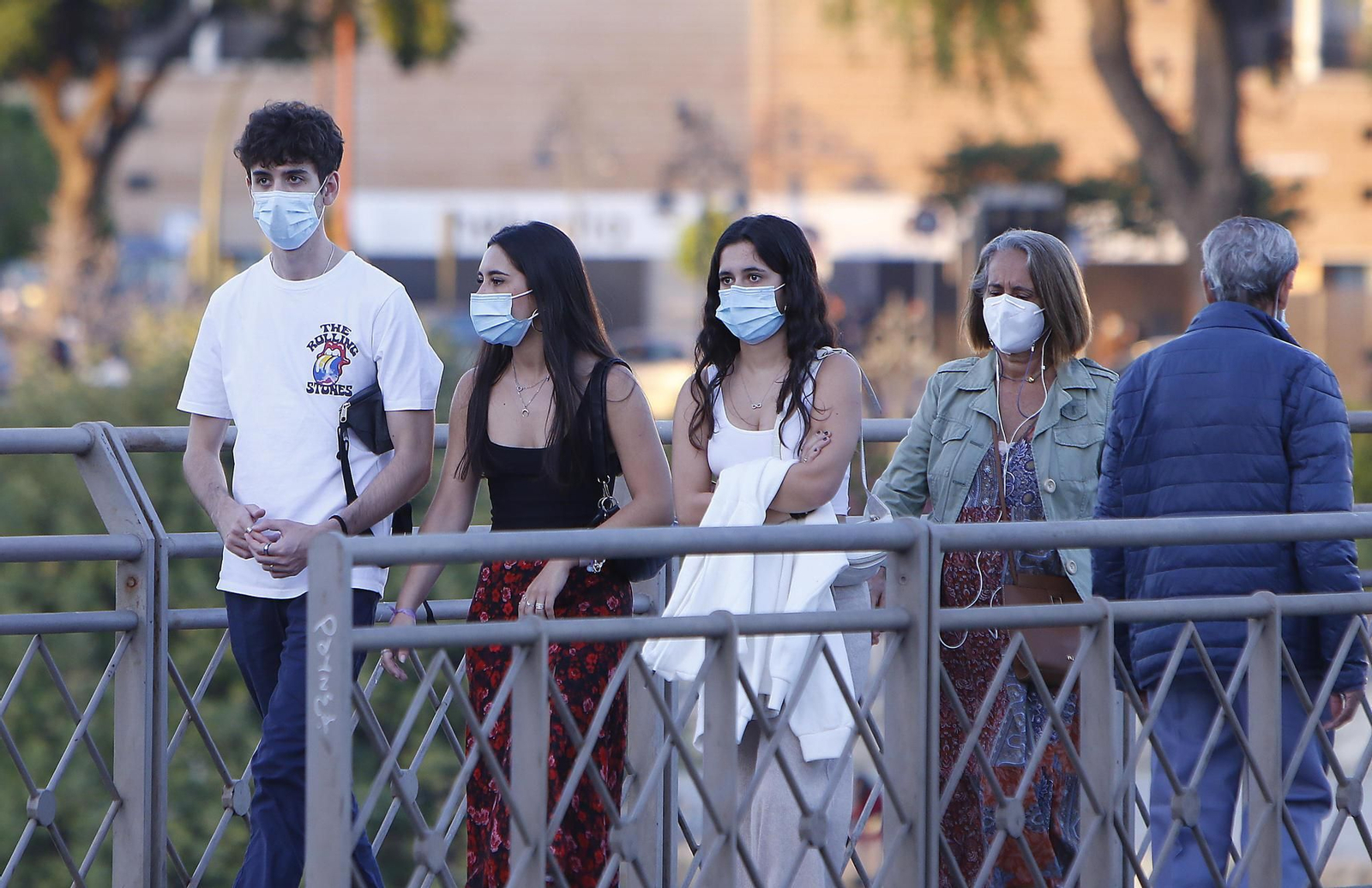Varias personas caminan con sus mascarillas.