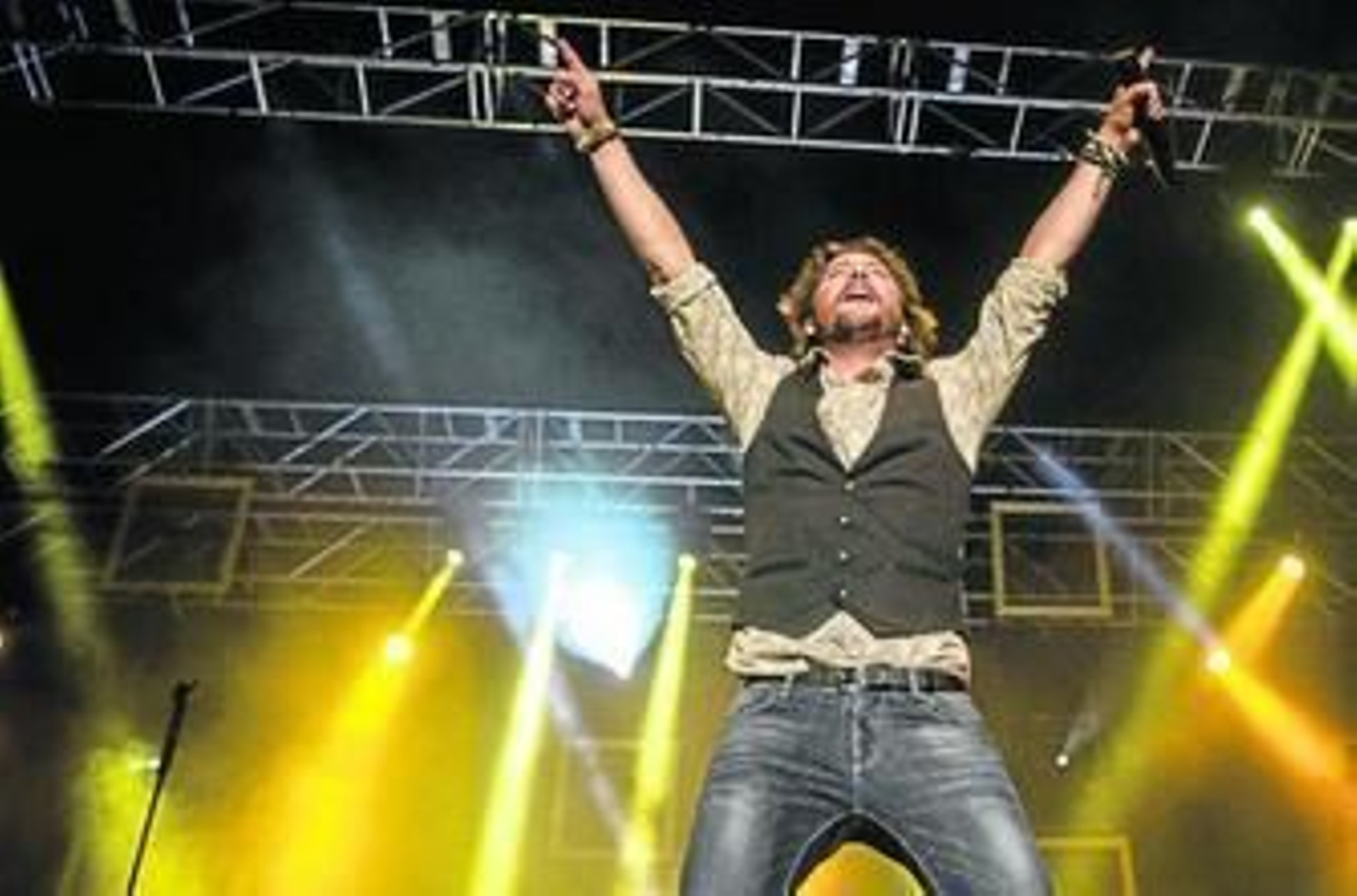 Manuel Carrasco disfruta en uno de los momentos de su concierto del sábado en Cádiz.