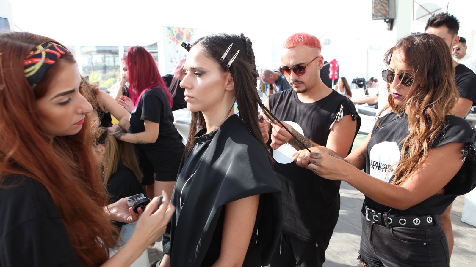 El personal de la firma Patricia Robel trabajando con las modelos del evento.