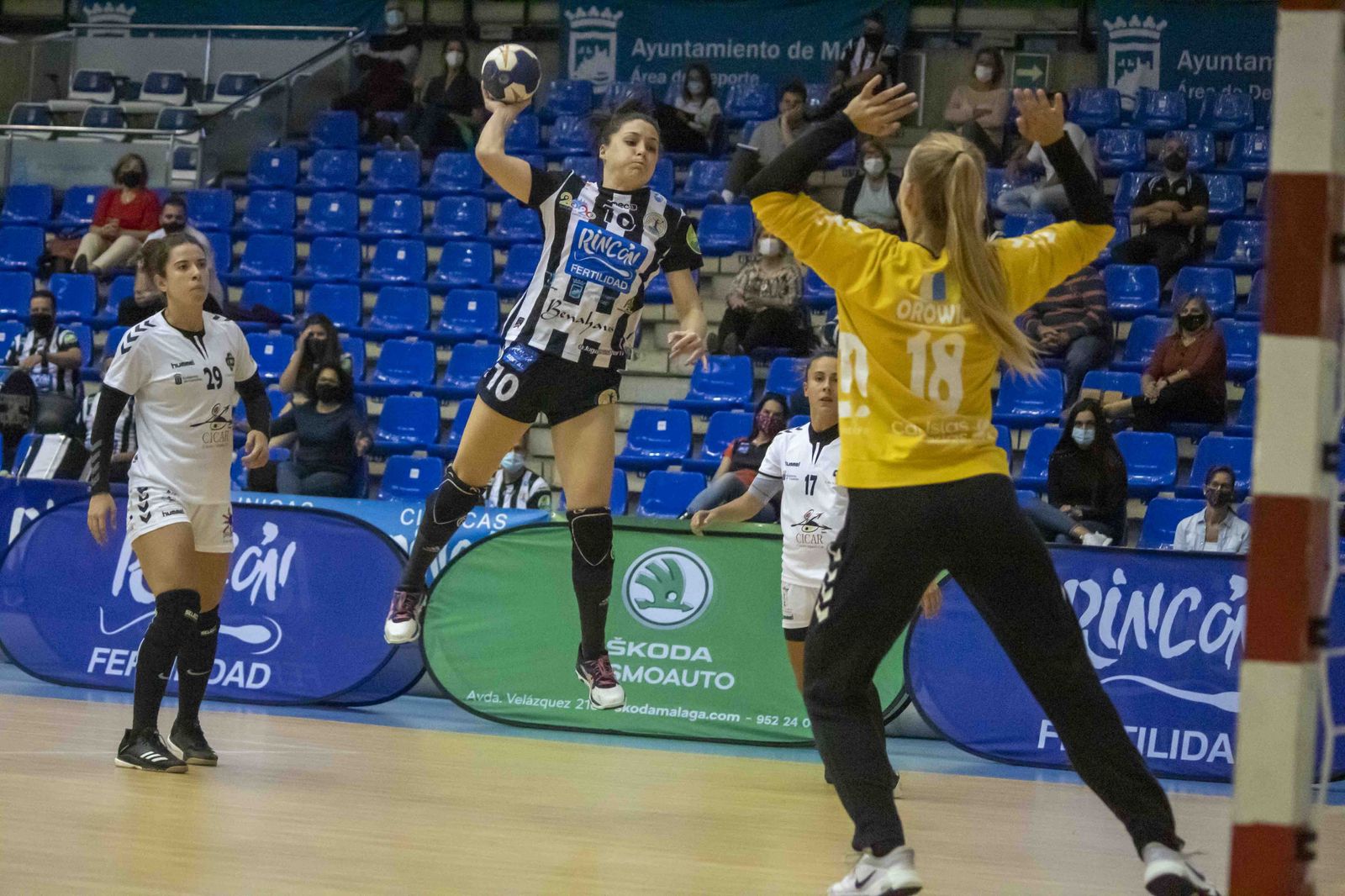 Sole López lanza a portería.