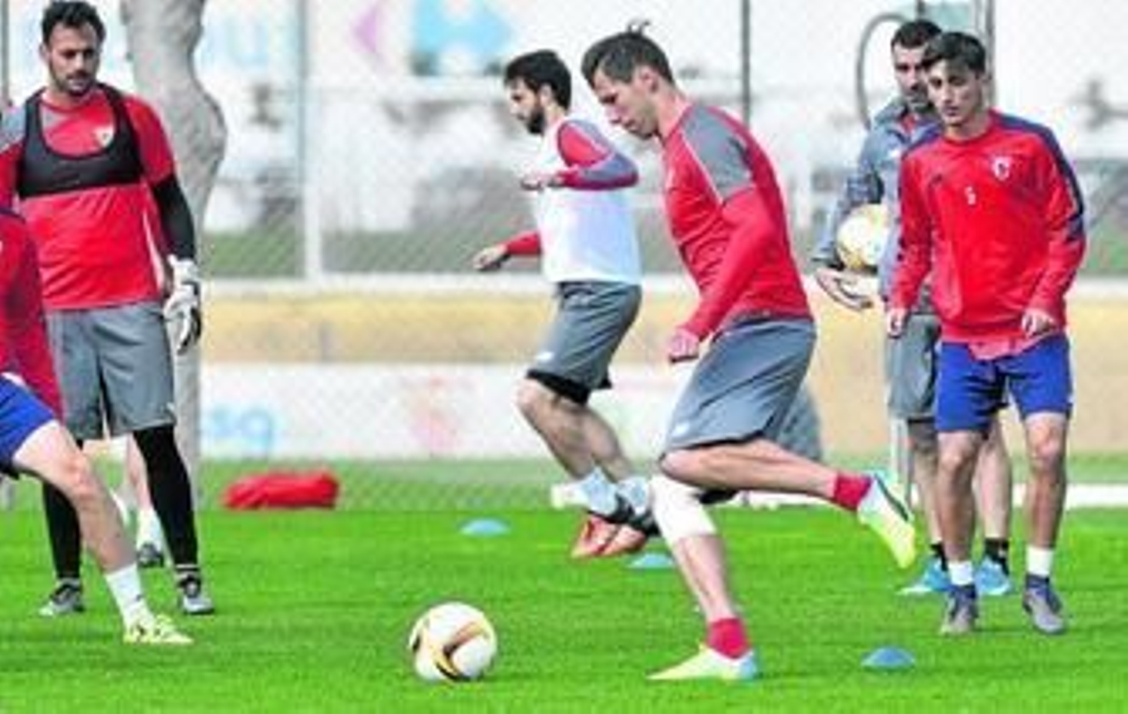 Krychowiak se dispone a golpear el balón durante la sesión de ayer.