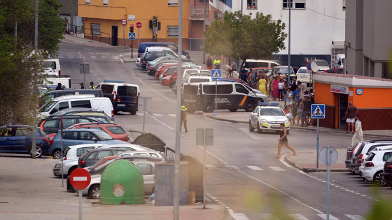 La calle José Espronceda ayer, con los furgones de la Policía Nacional en los márgenes de la vía entre agentes policiales y numerosas personas.