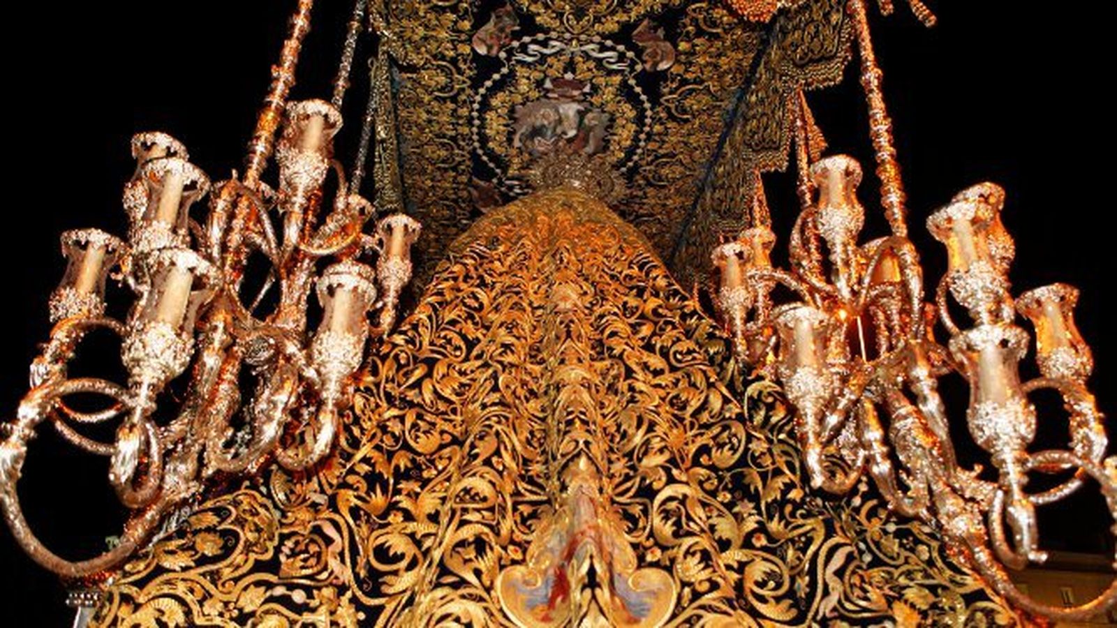 La espectacular trasera del palio de la cofradía del Perdón.