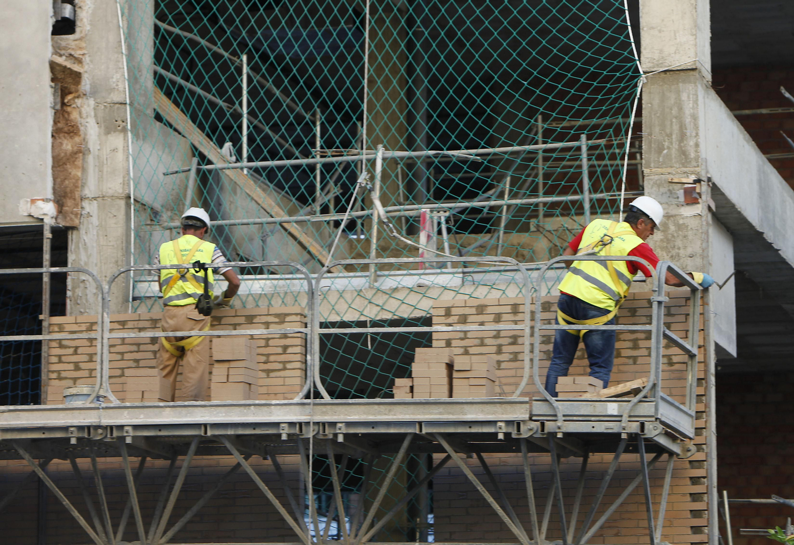 Albañiles trabajan en una obra