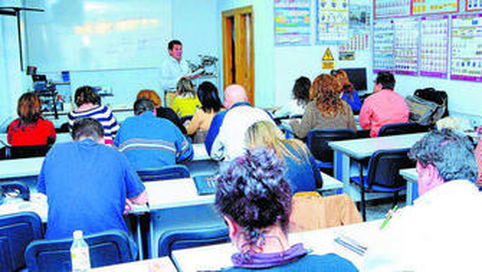 Las autoescuelas se llenan estos meses de almerienses que quieren sacarse el carnet de conducir lo antes posible.